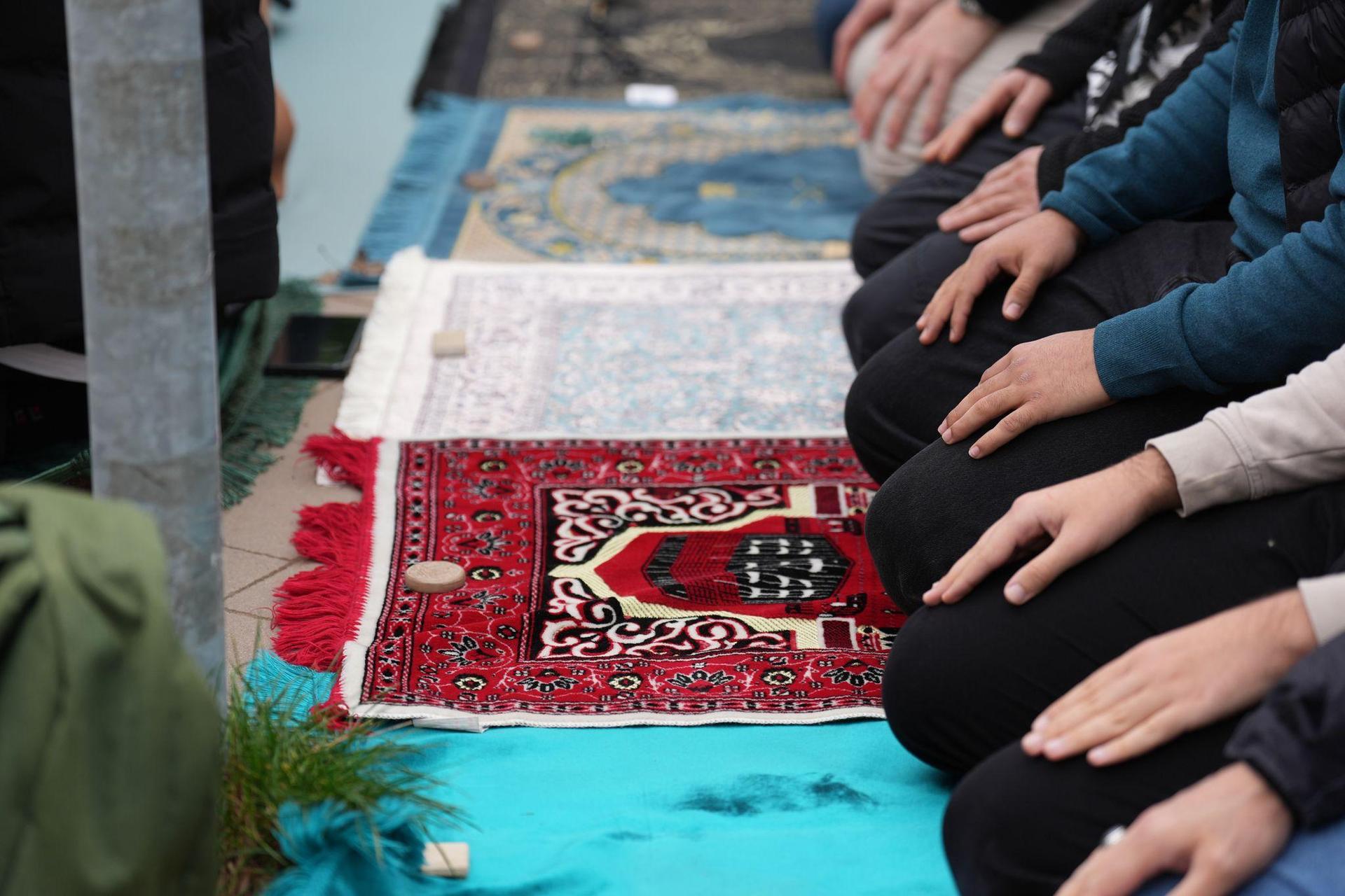 Das gemeinsame Beten ist ein wichtiger Bestandteil des Ramadan. (Bild: Marcus Brandt/dpa)