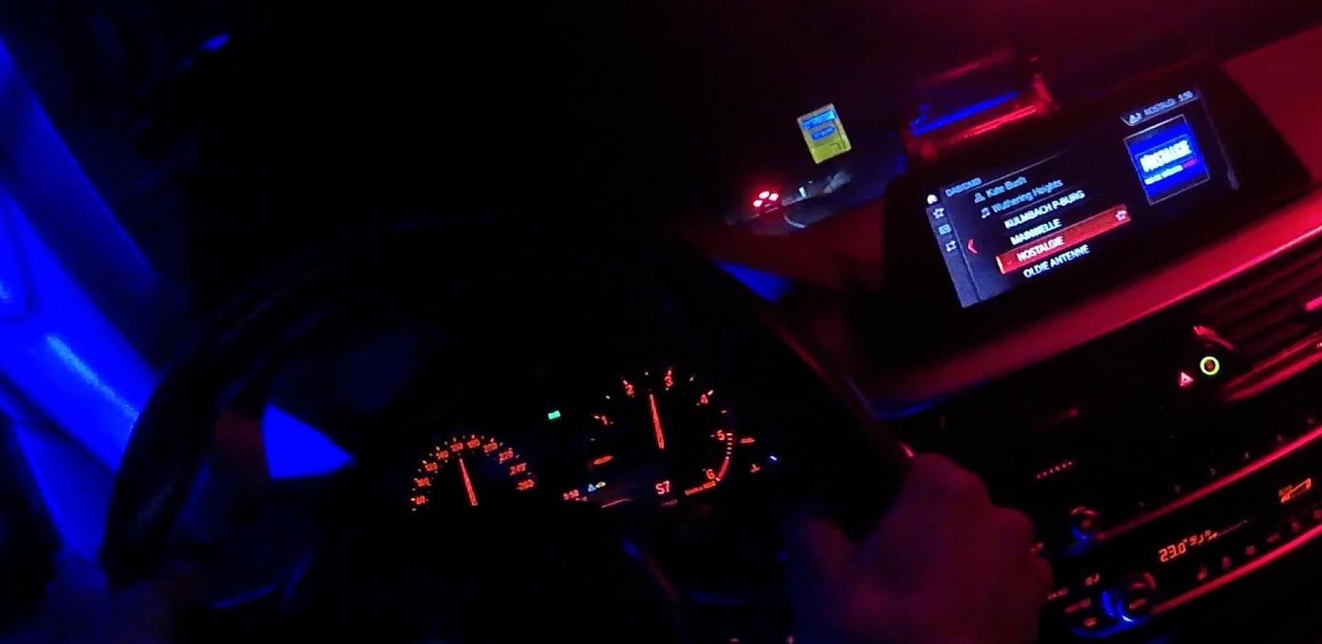 Eine Body-Cam hat die Verfolgungsfahrt der Polizisten aufgenommen. Die Aufnahme zeigt in diesem Moment eine Geschwindigkeit von rund 160 Kilometer pro Stunde an. (Bild: Polizeipräsidium Oberpfalz/exb)