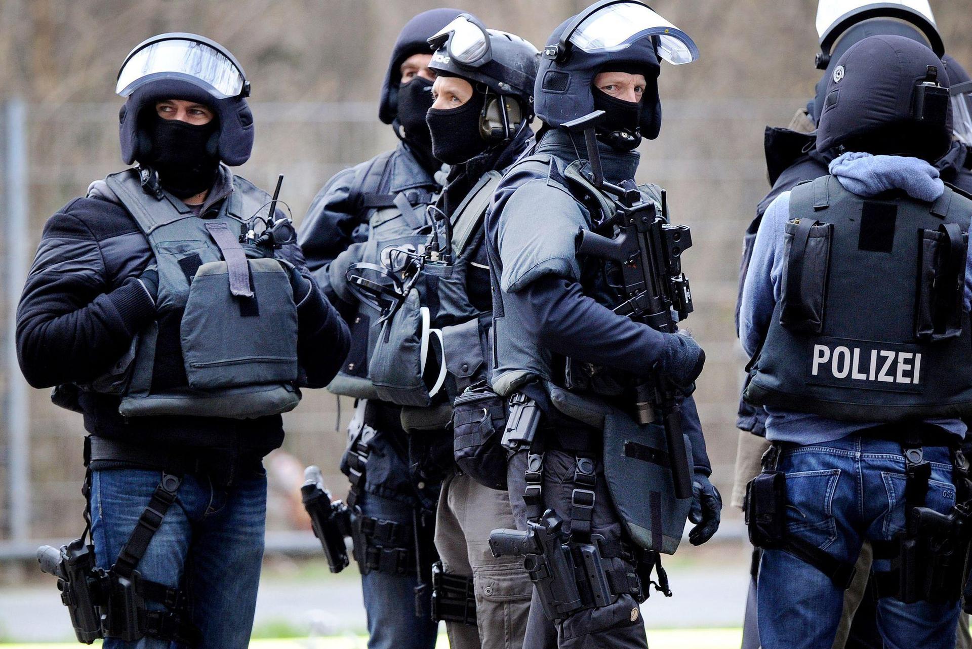 In Bayreuth ist ein Spezialeinsatzkommando der Polizei zu einem Wohnhaus gerufen worden.  (Symbolbild: Marius Becker/dpa)