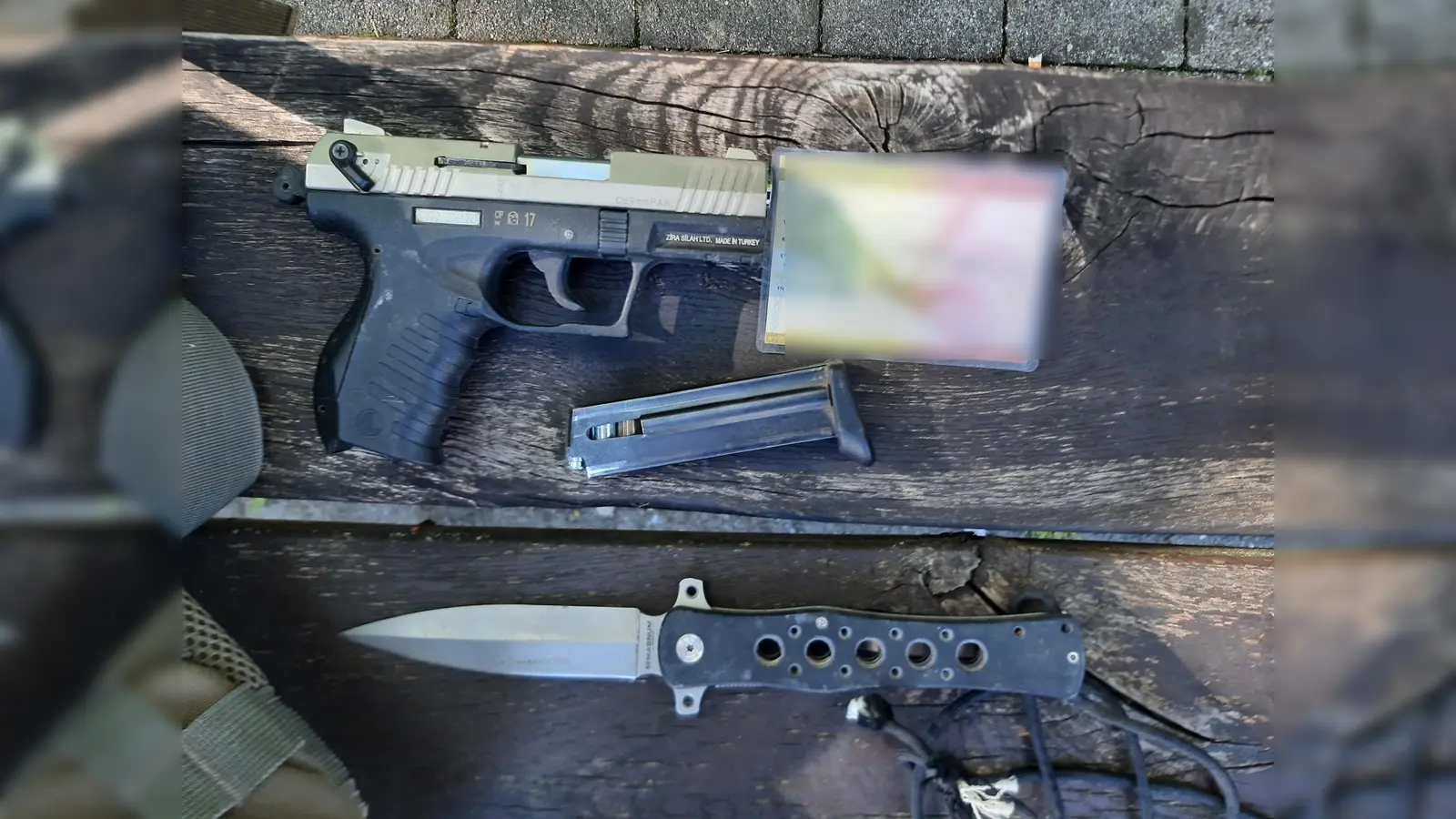 Die Bundespolizei entdeckte bei einem 30-Jährigen ein Messer und eine Pistole.  (Bild: Bundespolizei, exb)