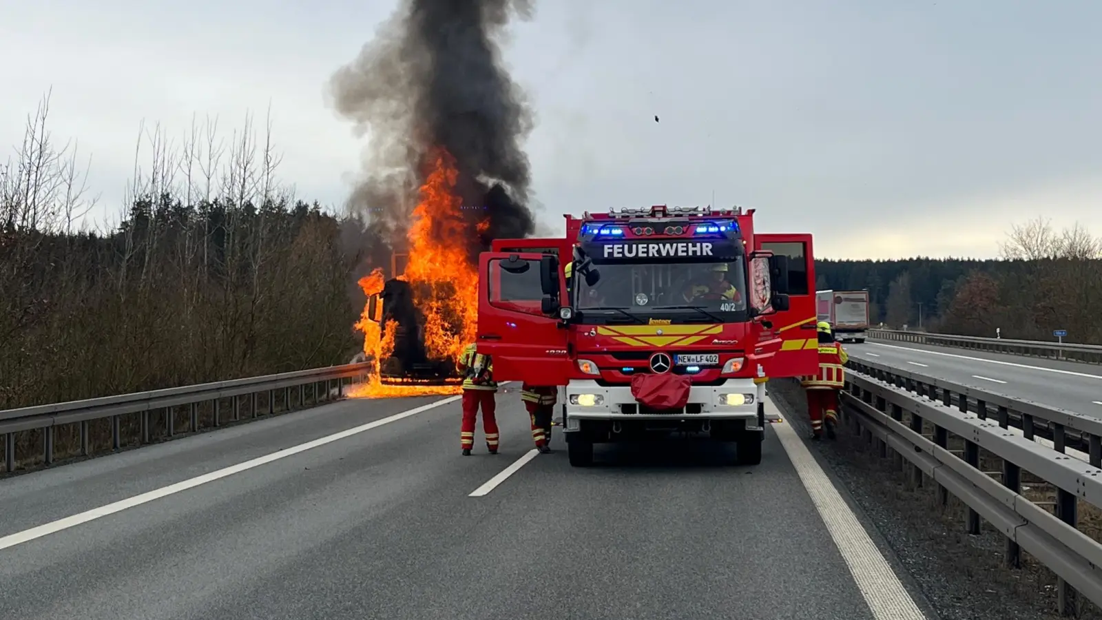 Beim Eintreffen der Rettungskräfte an der Unfallstelle auf der A93 brannte das Führerhaus des Lastwagens lichterloh. (Bild: Verkehrspolizei Weiden, exb)