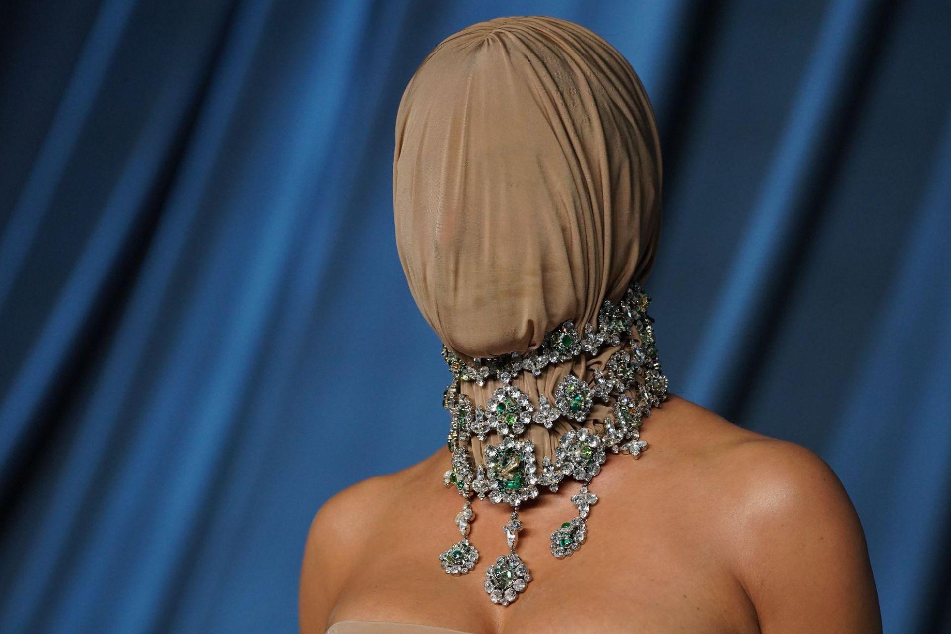 Kim Kardashian kam mit verhülltem Kopf zur Academy Museum Gala in Los Angeles. (Bild: Jordan Strauss/Invision/AP/dpa)