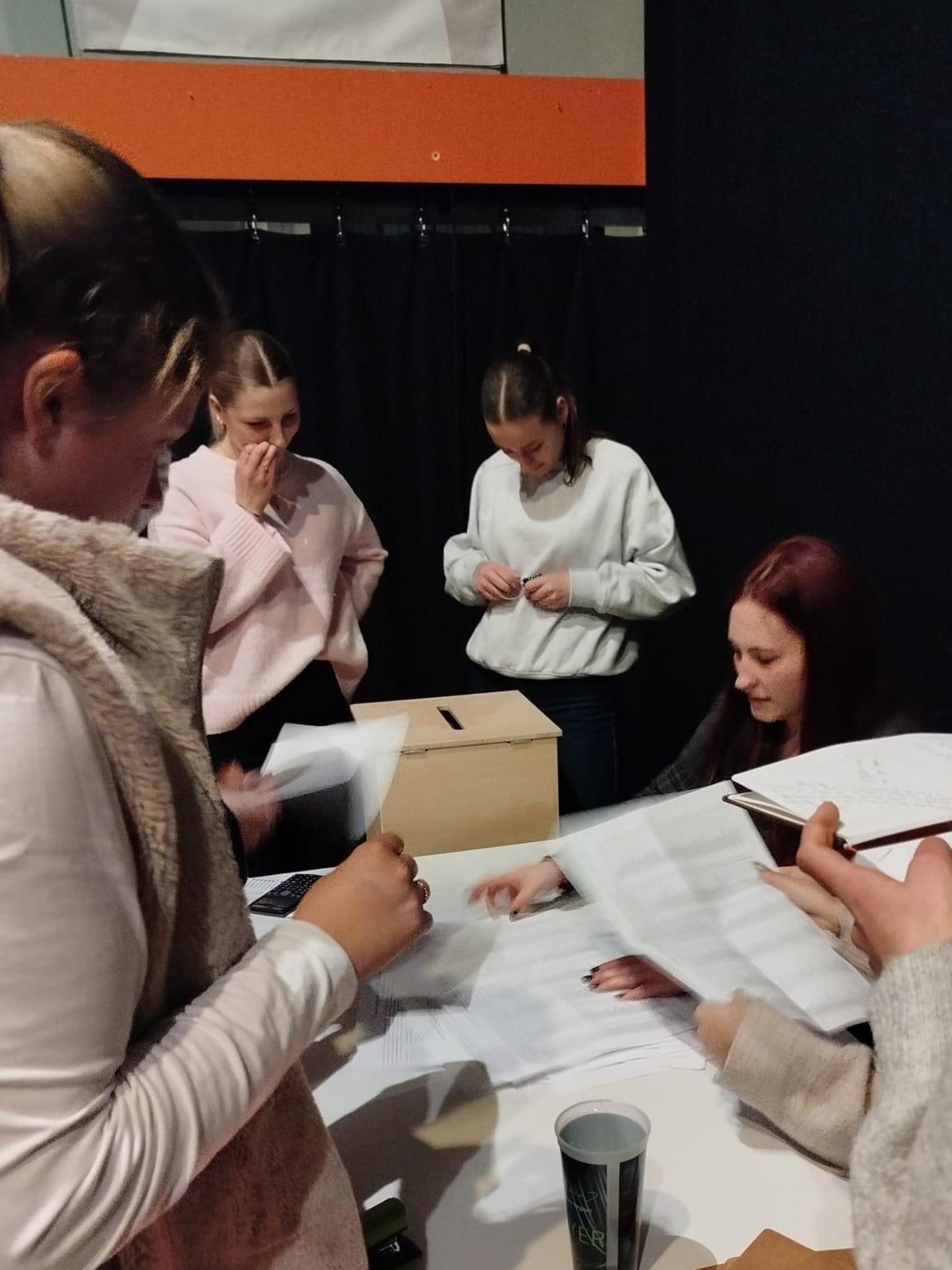 In einem interaktiven Escape Room im JUZ beschäftigten sich Jugendliche mit der Kommunalwahl. (Bild: Jugendzentrum Weiden)