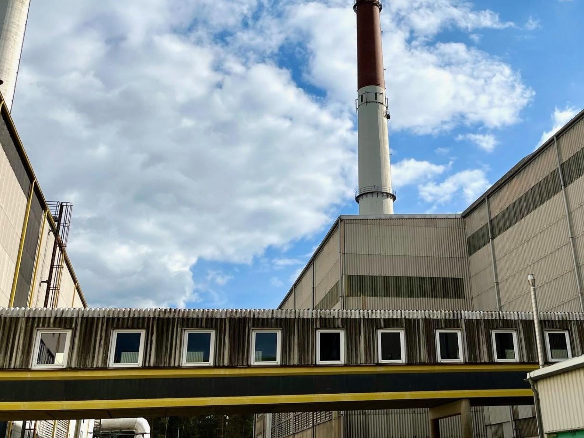 Der rechte der beiden rund 140 Meter hohen Schornsteine markiert die Floatlinie eins im NSG-Pilkington-Werk Weiherhammer.  (Archivbild: Gabi Schönberger)