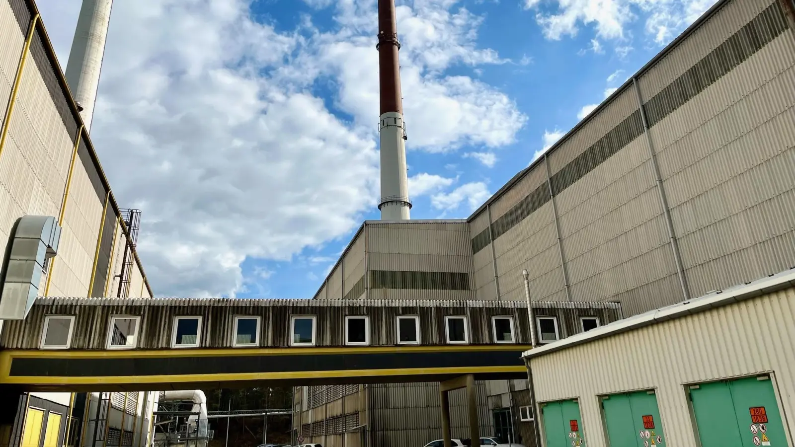 Der rechte der beiden rund 140 Meter hohen Schornsteine markiert die Floatlinie eins im NSG-Pilkington-Werk Weiherhammer.  (Archivbild: Gabi Schönberger)