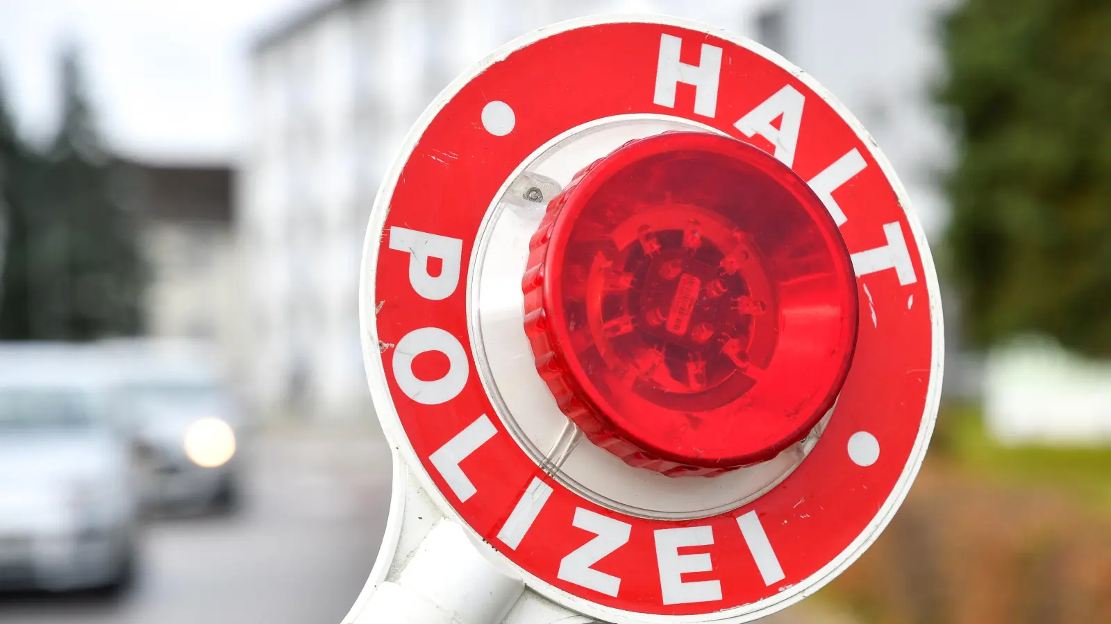 Ein 19-jähriger Fahrer flüchtet in Regensburg vor der Polizei. Die Beamten stoppen das Fahrzeug nach einer Verfolgungsfahrt. (Symbolbild: Petra Hartl)