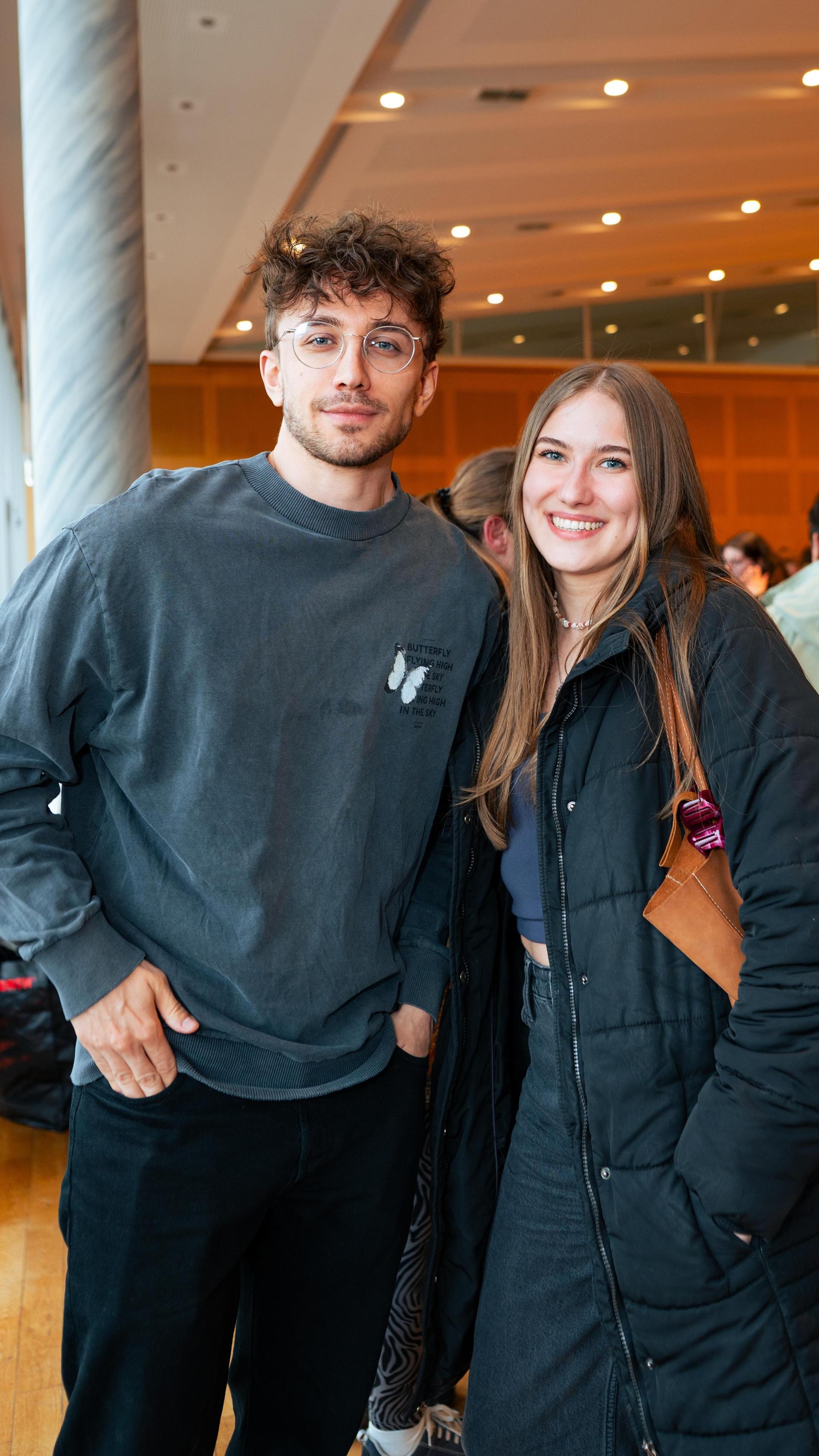 Beim Nachtflohmarkt am Freitag in Neustadt/WN herrschte bis 22 Uhr reges Treiben. (Bild: Hannes Stock)