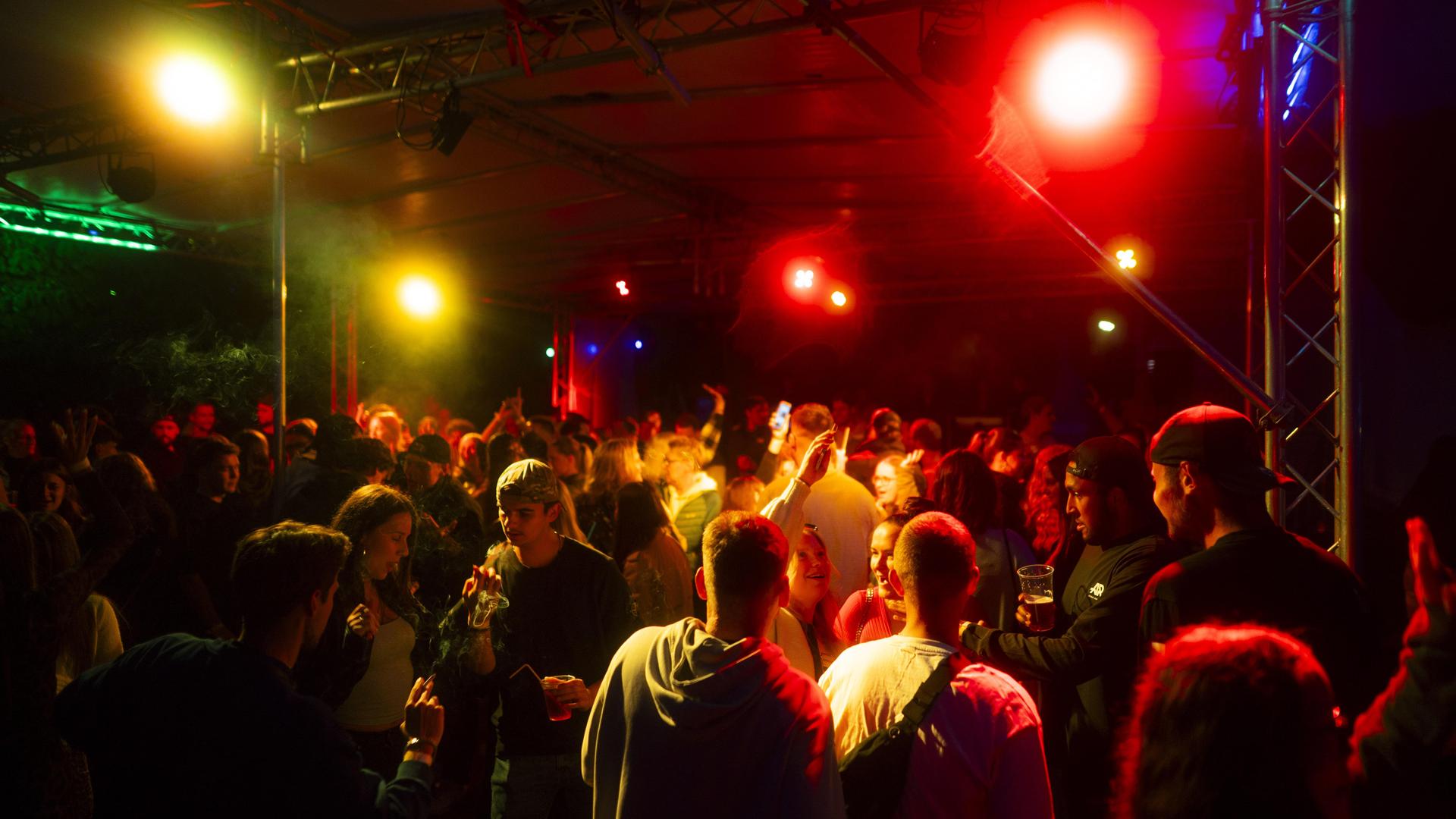 Impressionen von der Beach Party in Schirmitz. (Bild: Hannes Stock)