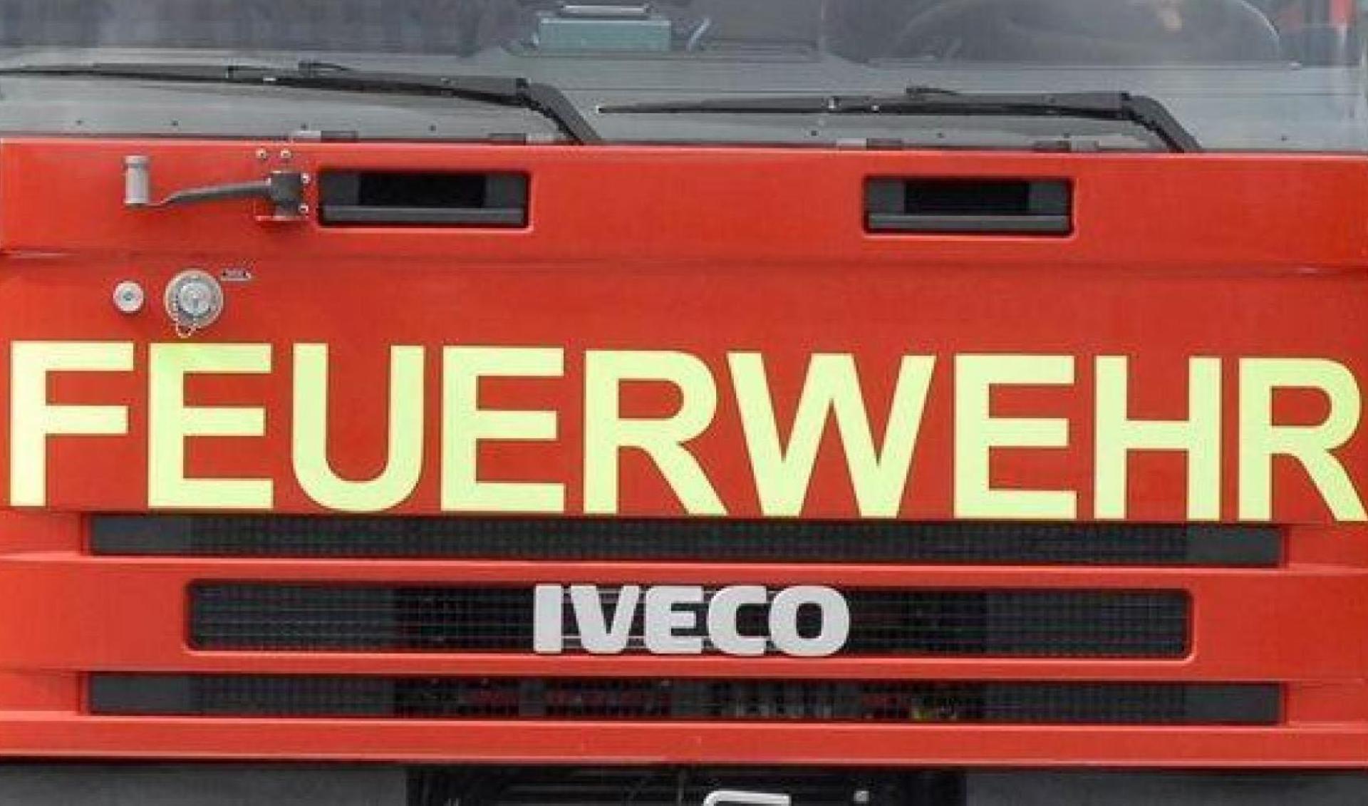 Die Feuerwehr musste anrücken, um die Bundesstraße bei Pressath zu reinigen.  (Symbolbild: Petra Hartl)