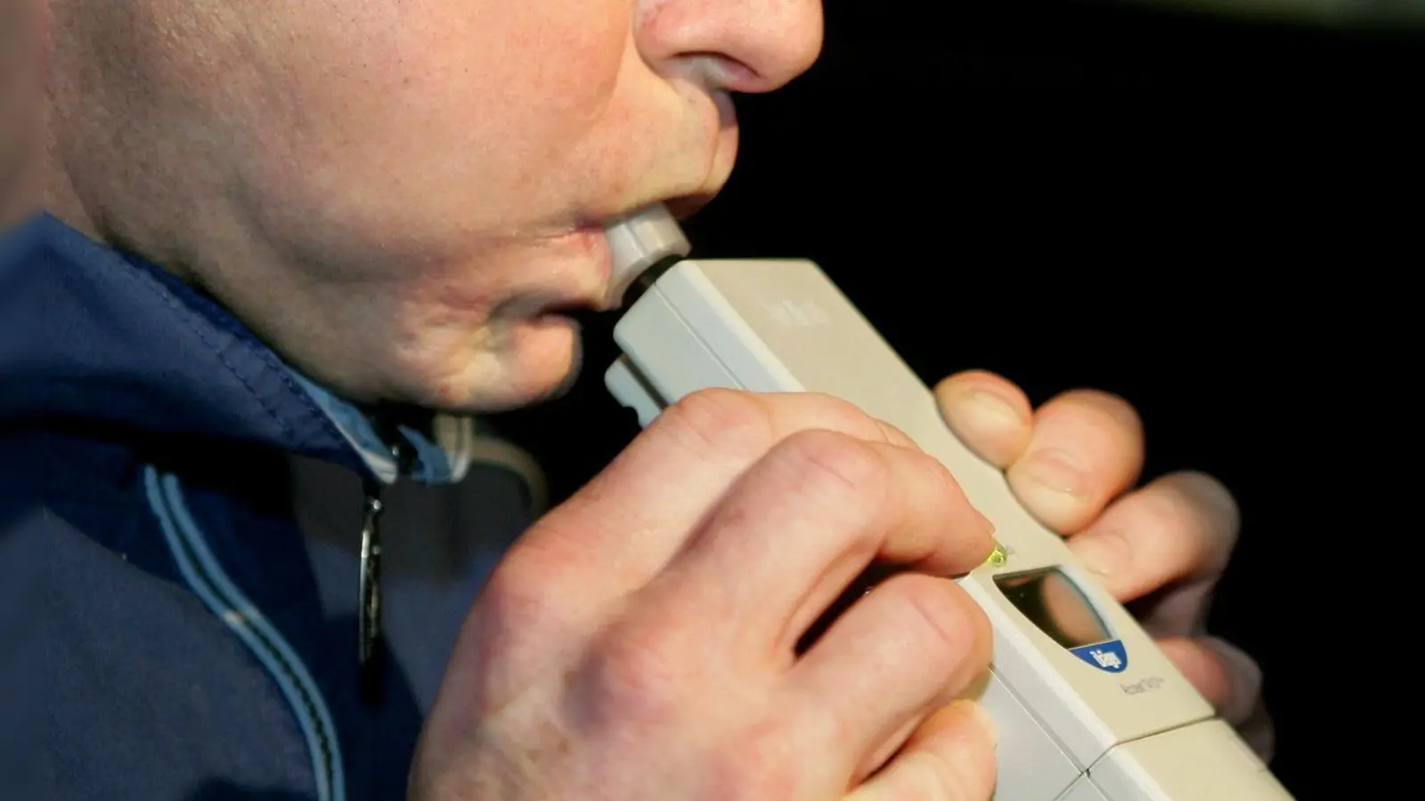 Eine 57-jährige Autofahrerin unter Alkoholeinfluss ergriff am Montagabend nach einem Unfall auf der B 22 die Flucht. (Symbolbild: Uli Deck / dpa)