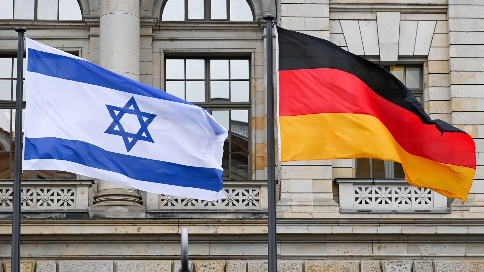Etwa 500 Menschen setzten ein Zeichen gegen Judenhass, während rund 3600 für ein Ende des Gaza-Kriegs auf die Straße gingen. (Symbolbild: Jens Kalaene/dpa-Zentralbild/dpa)