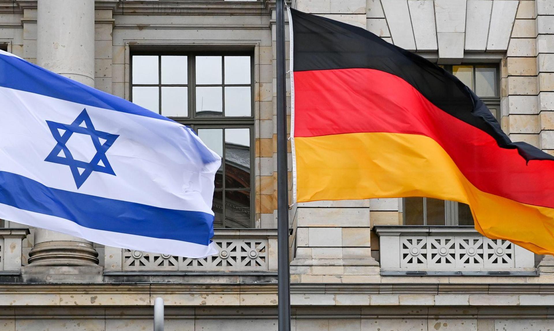 Etwa 500 Menschen setzten ein Zeichen gegen Judenhass, während rund 3600 für ein Ende des Gaza-Kriegs auf die Straße gingen. (Symbolbild: Jens Kalaene/dpa-Zentralbild/dpa)