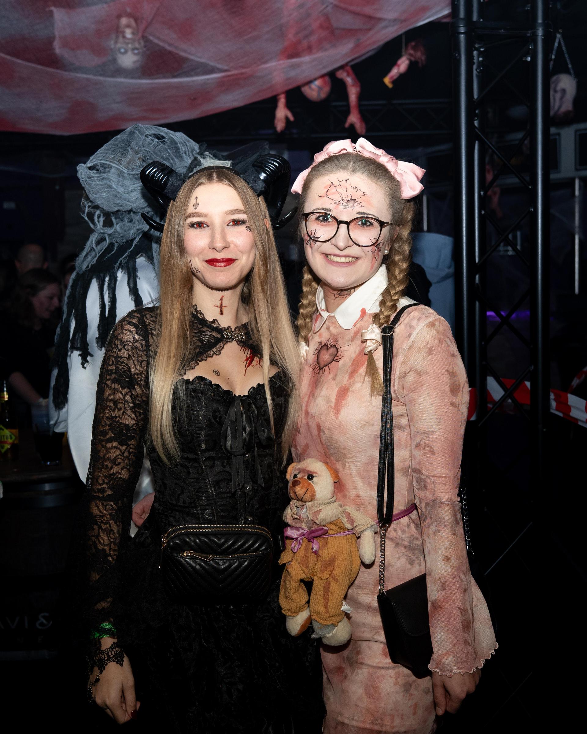 Im Labelle in Waidhaus waren am Freitag die Zombies, Teufel und Geister unterwegs und gaben zur Musik von DJ Michael B. zusammen Vollgas. (Bild: Timo Kraus)