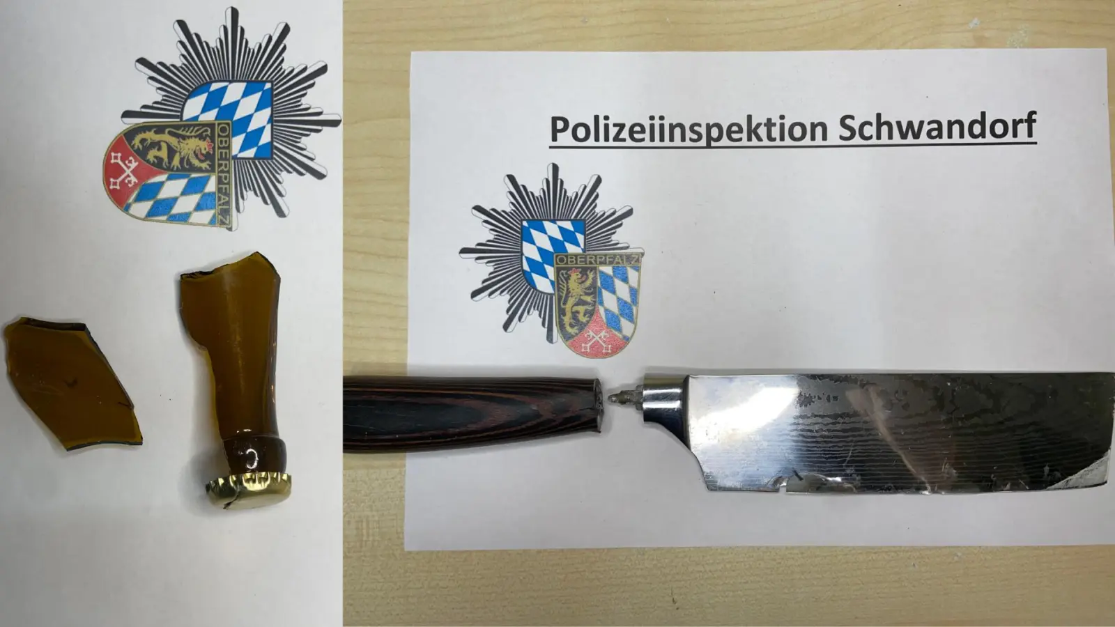 Ein 22-Jähriger attackiert in Schwandorf seine Mutter und seine Schwester und bedroht sie mit einer abgebrochenen Bierflasche und einem Fleischerbeil. (Bild: Polizeiinspektion Schwandorf)