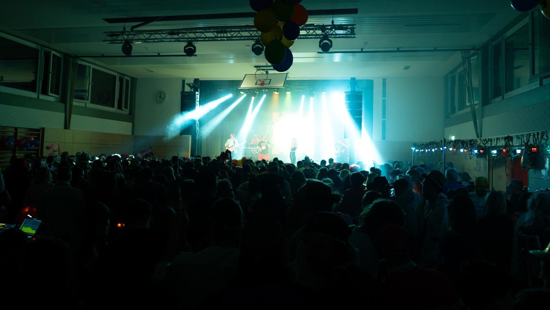 Am Sportlerball in Schirmitz gings mit Vollgas weiter im Faschingstreiben.  (Bild: Hannes Stock)