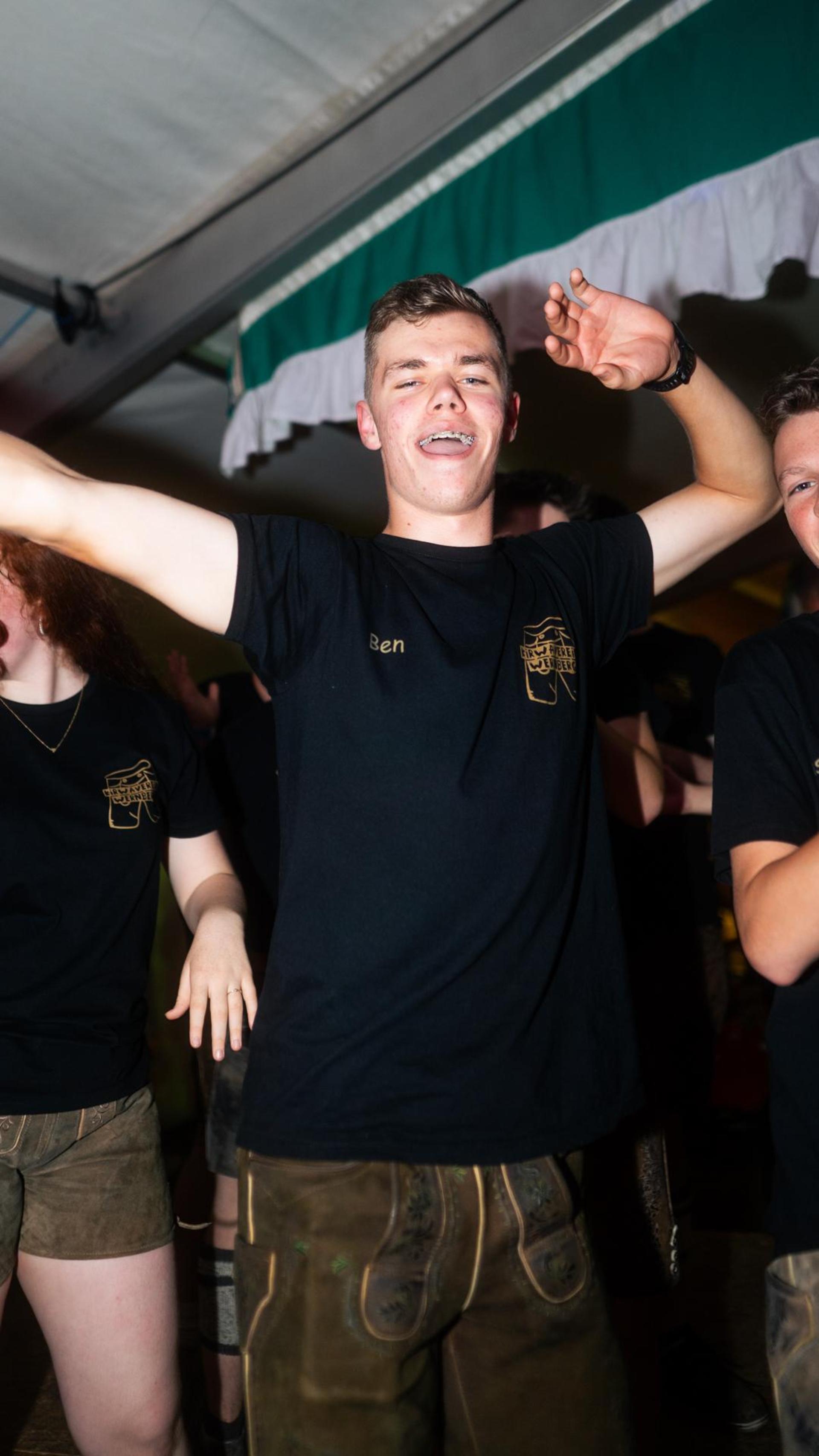 Die Quertreiber rocken am Samstagabend das Festzelt bei der Kirwa in Wernberg.  (Bild: Hannes Stock)