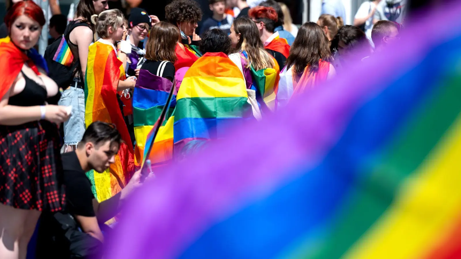 Queeres Leben gehört schon lange fest zu Bayern - die Staatsregierung braucht bei der Umsetzung des Aktionsplans aber viel Zeit. In diesem Jahr soll es nun soweit sein. Wann genau, ist aber offen. (Illustration) (Bild: Sven Hoppe/dpa)