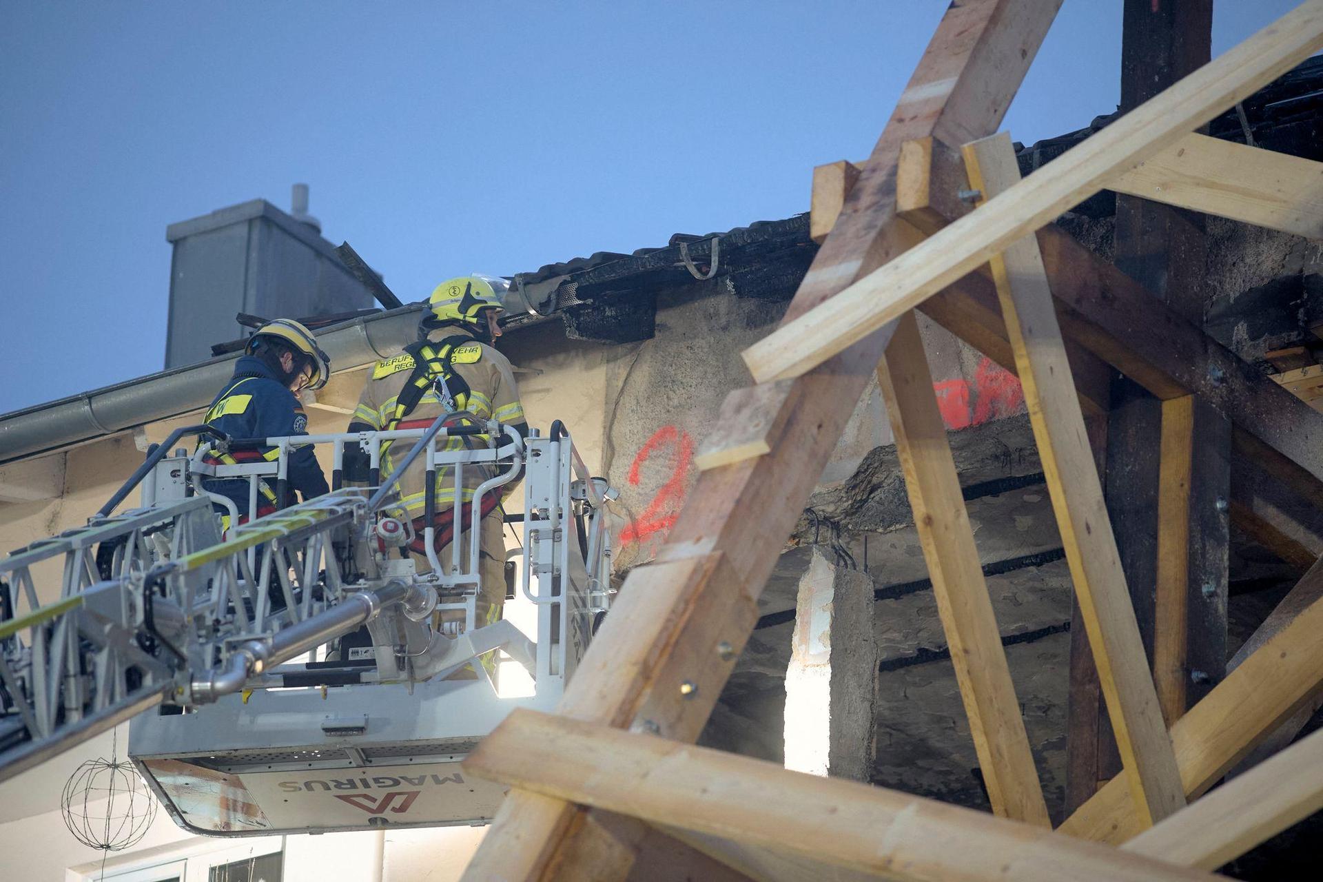 Einen Tag nach einer Explosion in einem Wohnhaus in Regensburg wollen die Einsatzkräfte mit der Suche nach vermissten Personen beginnen. Das Gebäude und die beschädigten Wohnungen müssen zunächst stabilisiert werden. (Bild: Tizian Gerbing/dpa)
