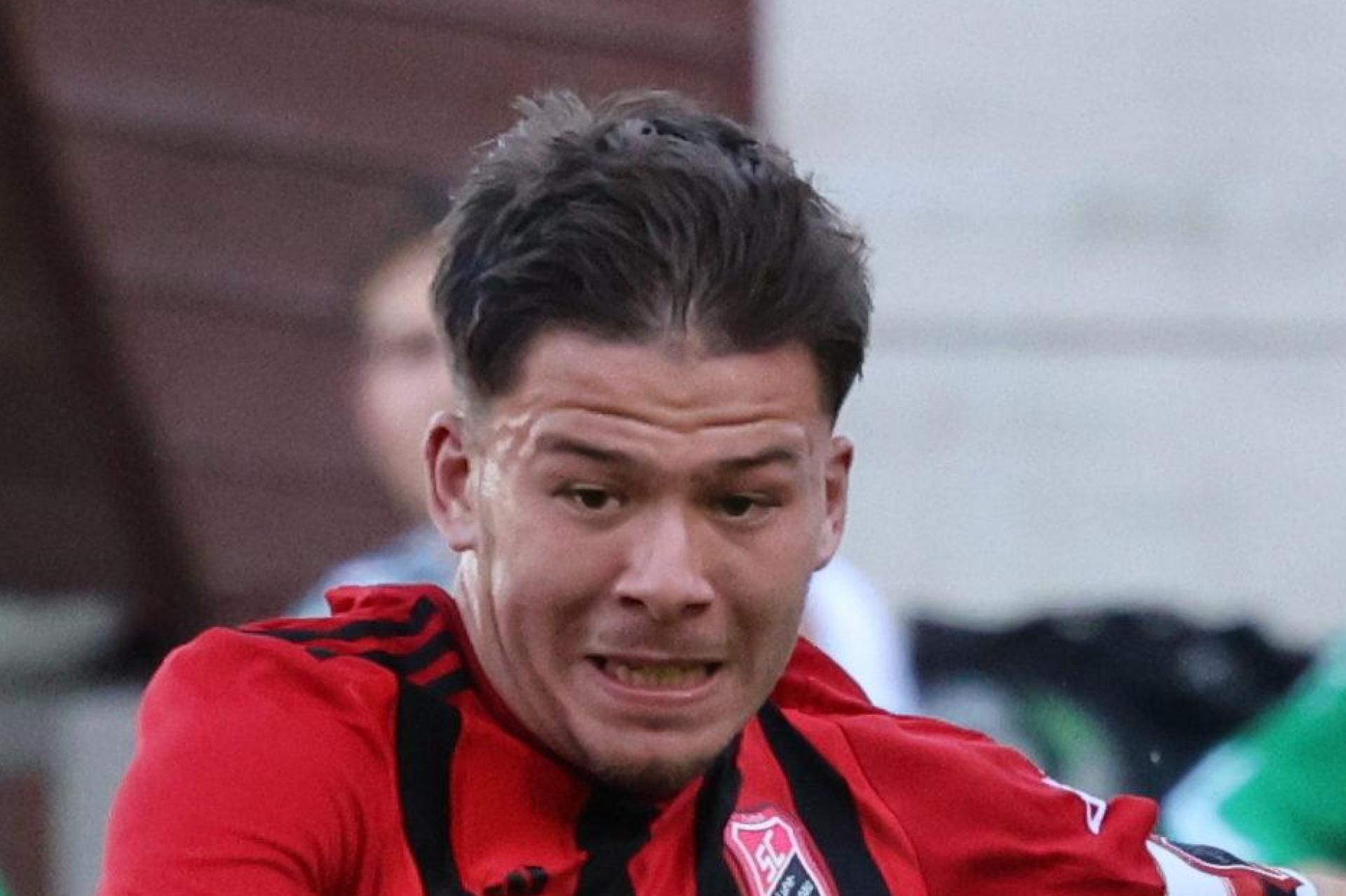 Josef Fenzl (rot-schwarzes Trikot) trug im Testspiel gegen den FC Wernberg sogar die Kapitänsbinde des SC Luhe-Wildenau. (Archivbild: Dieter Jäschke)