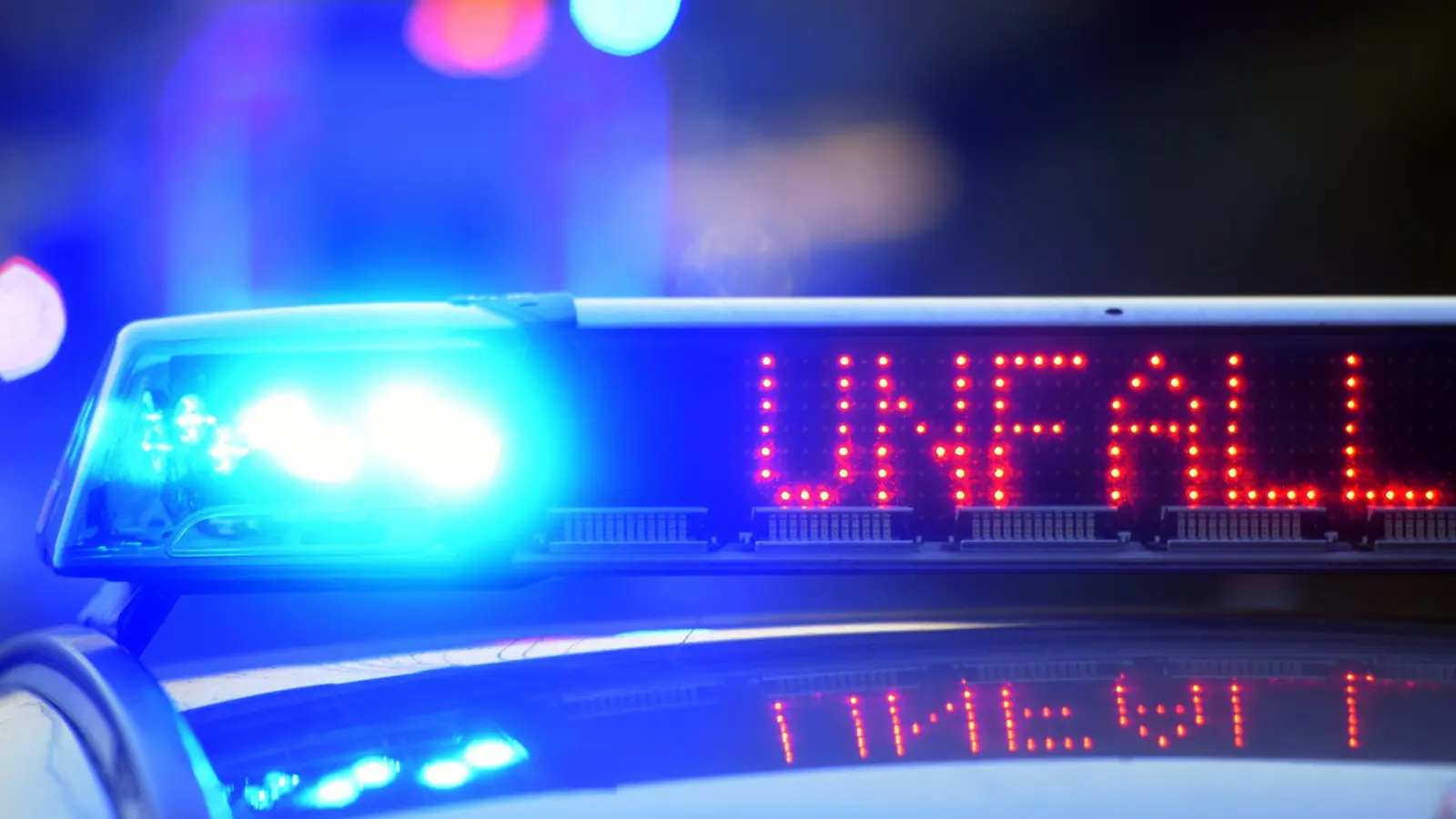 Zwischen Weiden und Neunkirchen ist am Samstagabend ein Unfall passiert. (Symbolbild: Stefan Puchner / dpa)