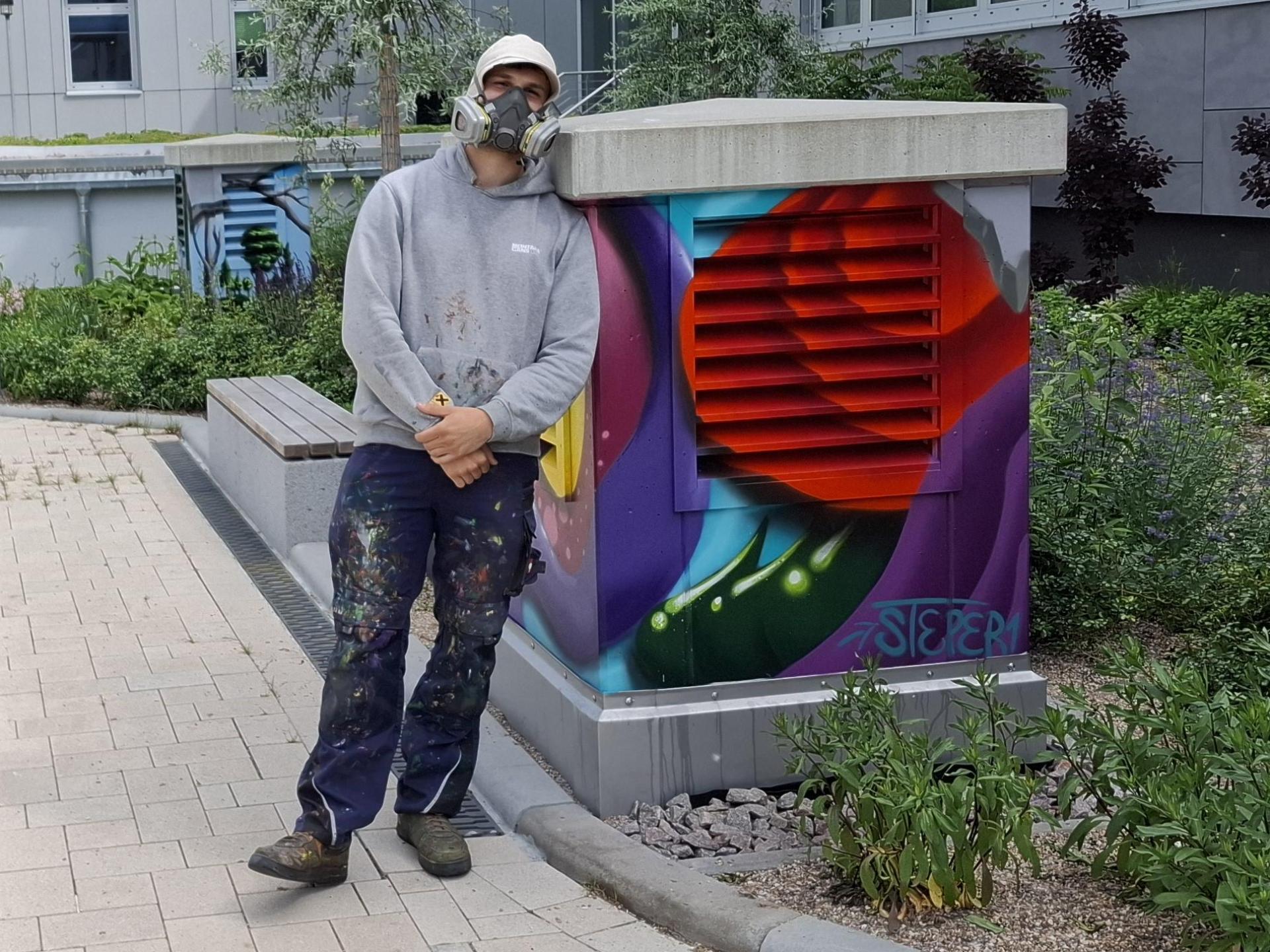 Sprayer Tizian Kick vor seinem Kunstwerk. (Bild: Eva Kreuzer)