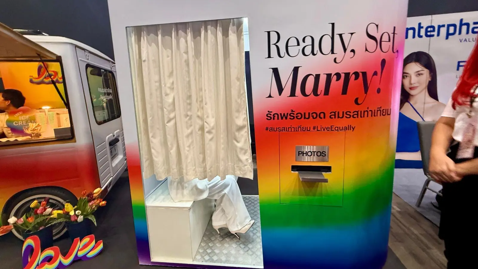 Ready, Set, Marry: Gleich nach der Trauung konnten sich die Paare in Fotoautomaten ablichten lassen. (Bild: Carola Frentzen/dpa)