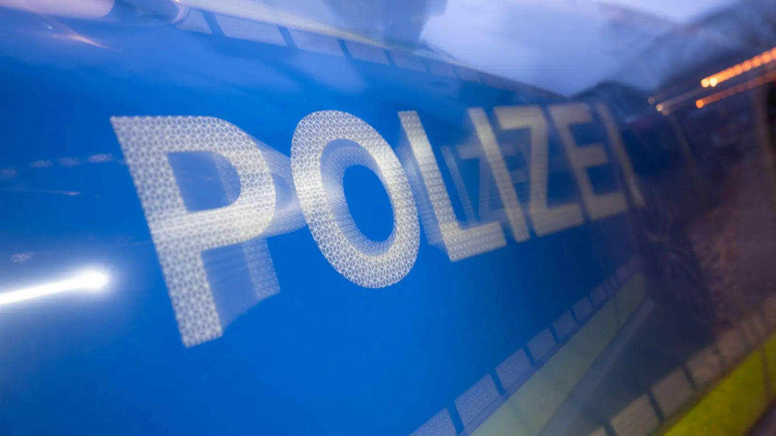 Ein 68-jähriger Geisterfahrer kollidiert am Kreuz Oberpfälzer Wald mit einem Sattelzug.  (Symbolbild: Marijan Murat/dpa)