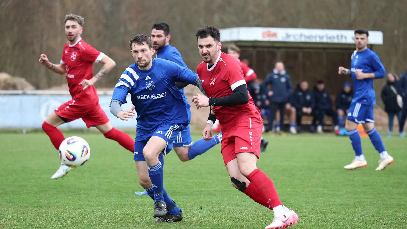 In der vergangenen Saison ging Michael Bachmeier (vorne rechts) für die DJK Irchenrieth auf Torejagd. Nun übernimmt der 39-Jährige beim Kreisliga-Absteiger das Amt des Cheftrainers. (Archivbild: Dieter Jäschke)