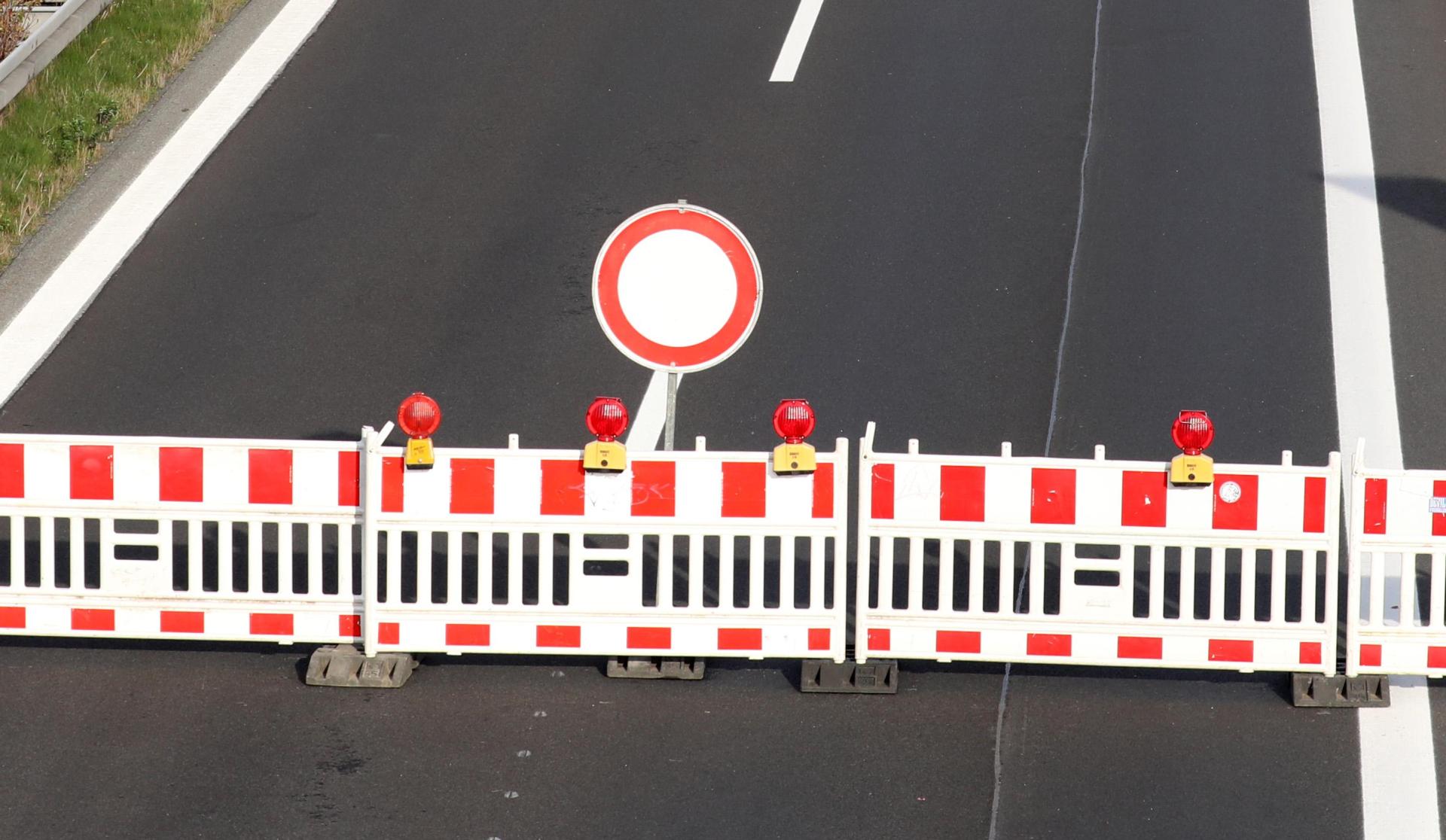 Ein schwerer Unfall mit zwei Sattelzügen hat am Mittwochmorgen auf der A 6 bei Pleystein zu einer Vollsperrung geführt. (Symbolbild: Bernd Wüstneck)