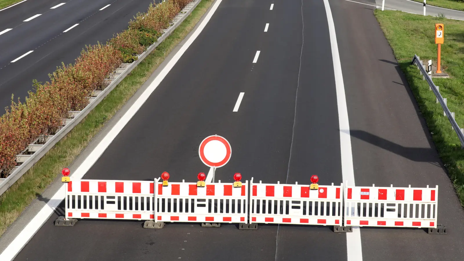 Ein schwerer Unfall mit zwei Sattelzügen hat am Mittwochmorgen auf der A 6 bei Pleystein zu einer Vollsperrung geführt. (Symbolbild: Bernd Wüstneck)