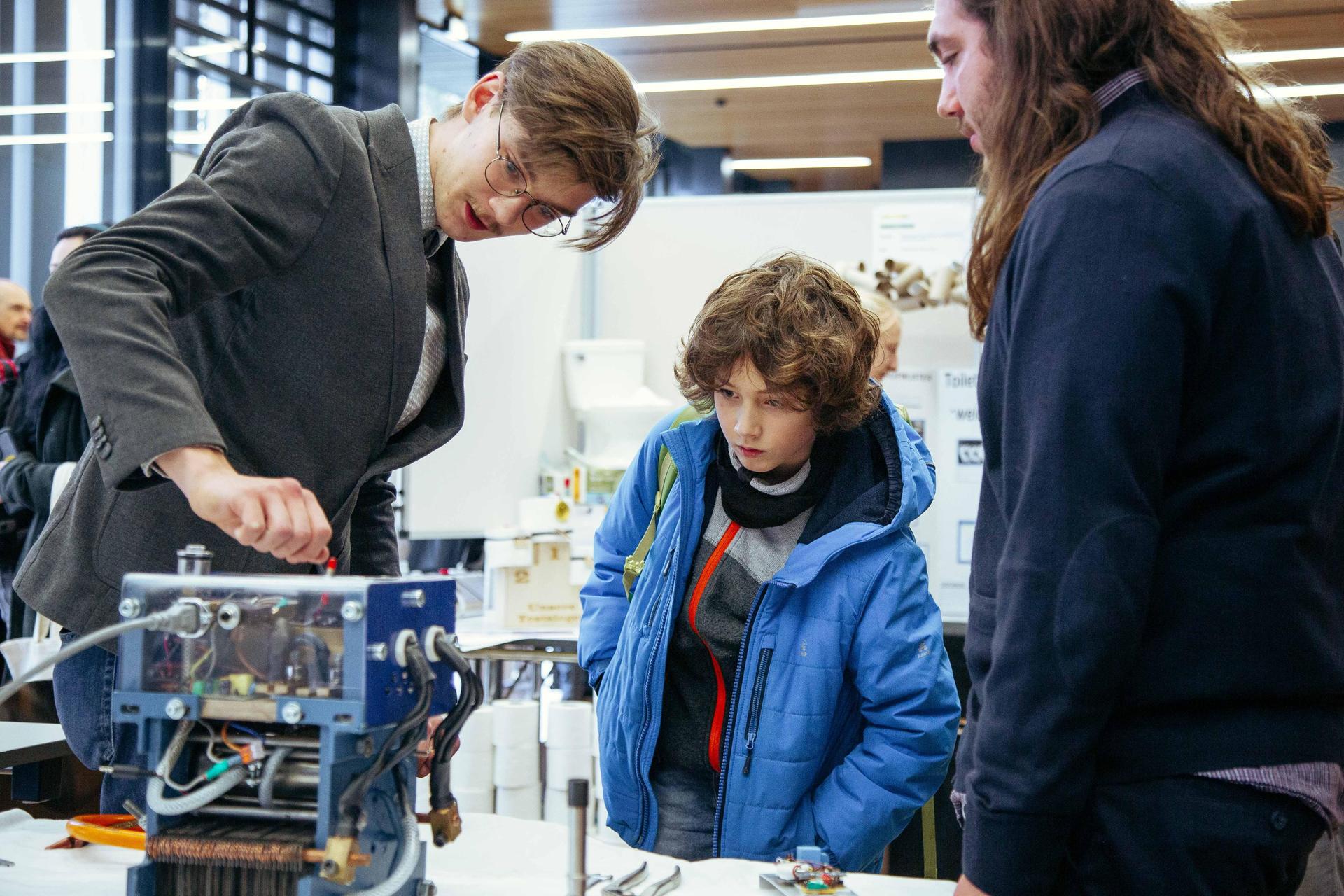Die Schülerinnen und Schüler erklärten der Jury und den Besuchenden des Regionalwettbewerbs „Jugend forscht” ihre Projekte und Ideen. (Bild: Jolanda Selting/ OTH Amberg-Weiden)