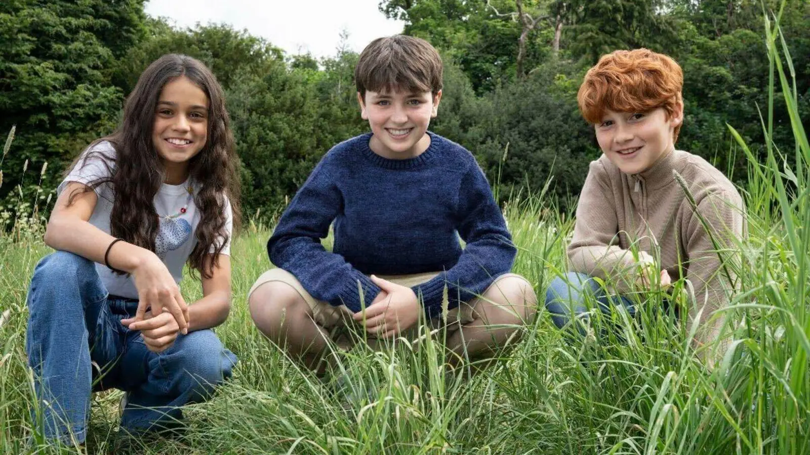 Arabella Stanton (l-r), Dominic McLaughlin und Alastair Stout spielen in der neuen HBO-Serie Hermine Granger, Harry Potter und Ron Weasley. (Bild: Aidan Monaghan/HBO/AP/dpa)