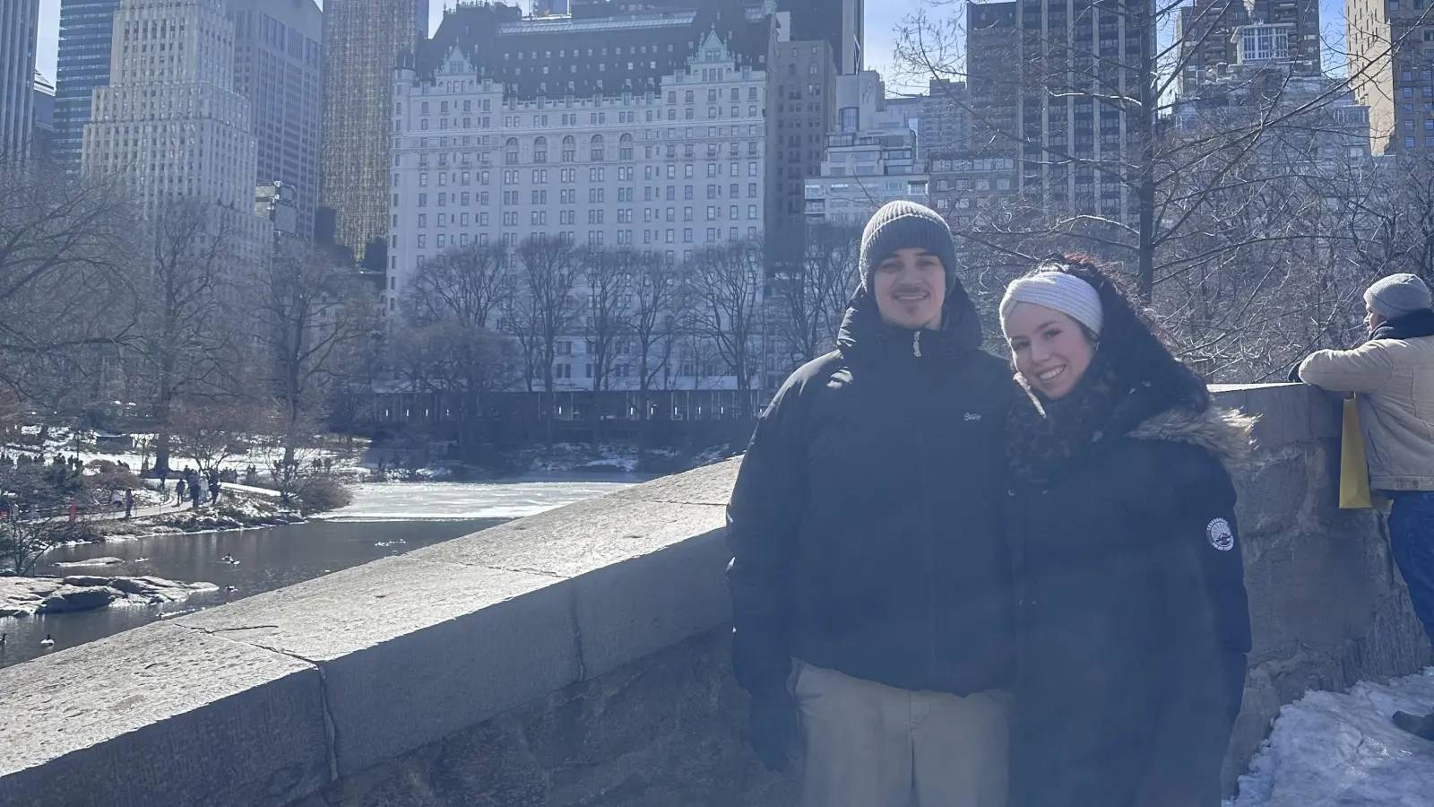 Jonah Lukas (24) und Chantal Prediger (21) aus Weiden im Februar in New York. Hier haben sie mit dem Helikopter einen Rundflug gemacht, der am Donnerstag in den Hudson River stürzte. Dabei kamen eine fünfköpfige Familie und der Pilot ums Leben. (Bild: Lukas / exb)