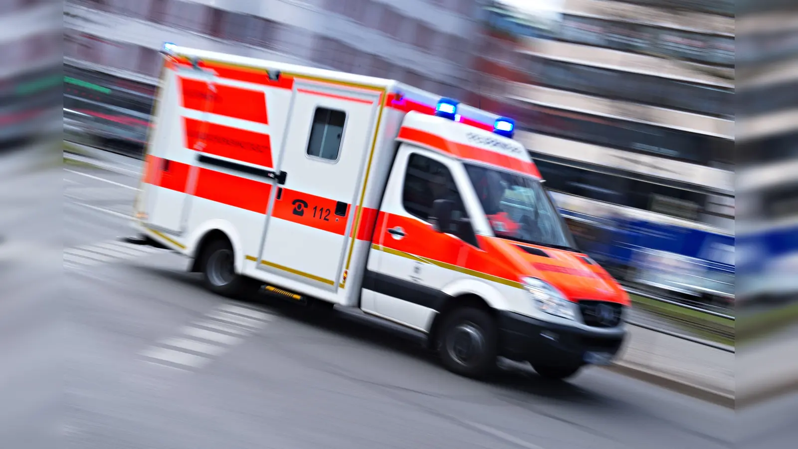 Ein Motorradfahrer musste ins Krankenhaus gebracht werden. (Symbolbild: Nicolas Armer/dpa)