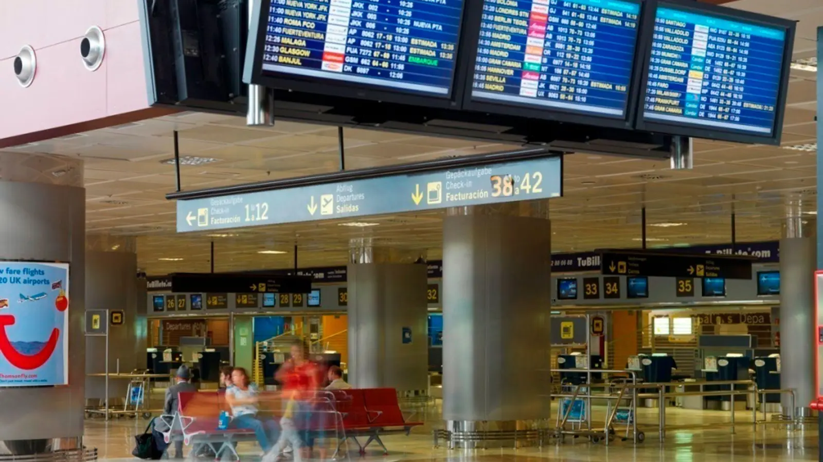 Ein 80-jähriger Tourist wollte mit seiner im Rollstuhl sitzenden Frau von Teneriffa in die Heimat fliegen. Aber in der Sicherheitskontrolle war Schluss: Die Frau war tot. (Symbolbild: Roger Méndez/Europapress/dpa)