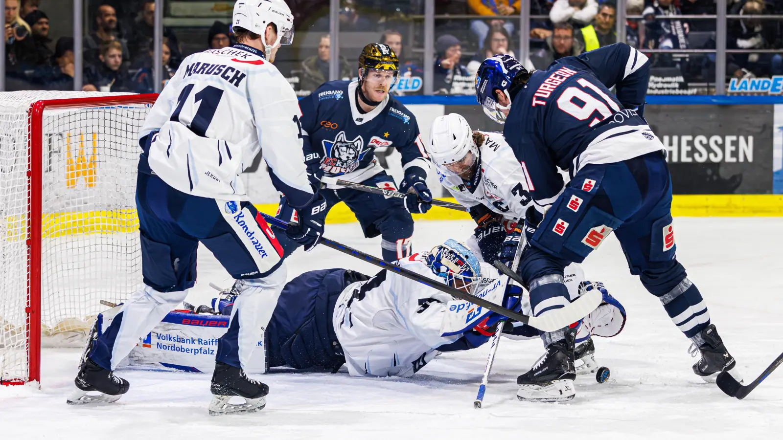 Michael McNiven (liegend) bewahrte die Blue Devils Weiden am Dienstagabend bei den Kassel Huskies mehrfach mit starken Paraden vor einer höheren Niederlage. Am Ende verloren die Weidener die Partie mit 1:4. (Bild: Werner Moller)