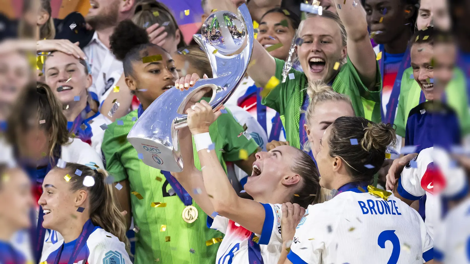 Fußball: Frauen, EM, England - Spanien, Finale: Englands Chloe Kelly hebt den Pokal bei der Siegerehrung. (Bild: Jean-Christophe Bott/KEYSTONE/dpa)