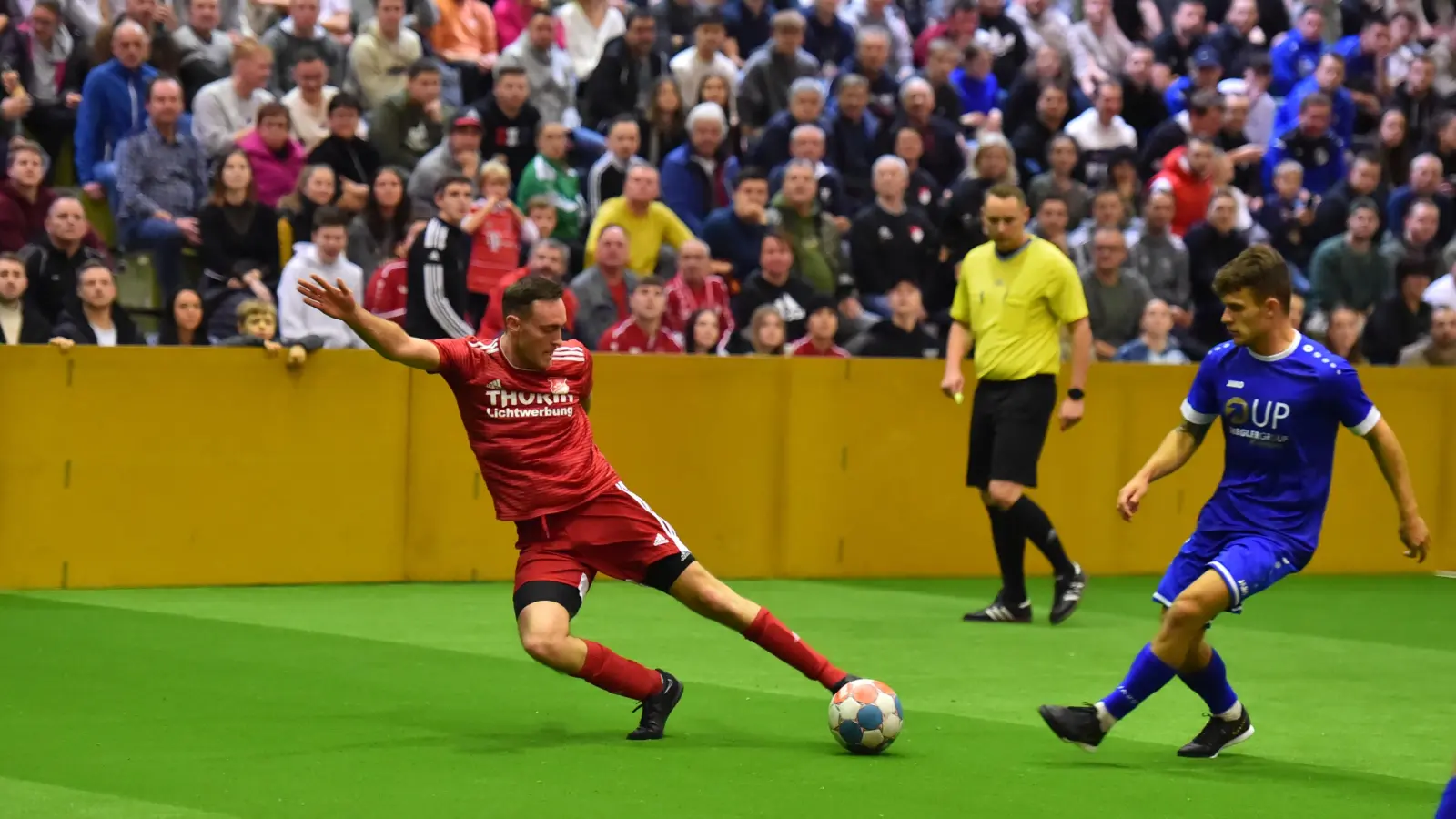 Im Dezember findet erneut das Hallenturnier der SpVgg SV Weiden in der Weidener Mehrzweckhalle statt (Archivbild: A. Schwarzmeier)