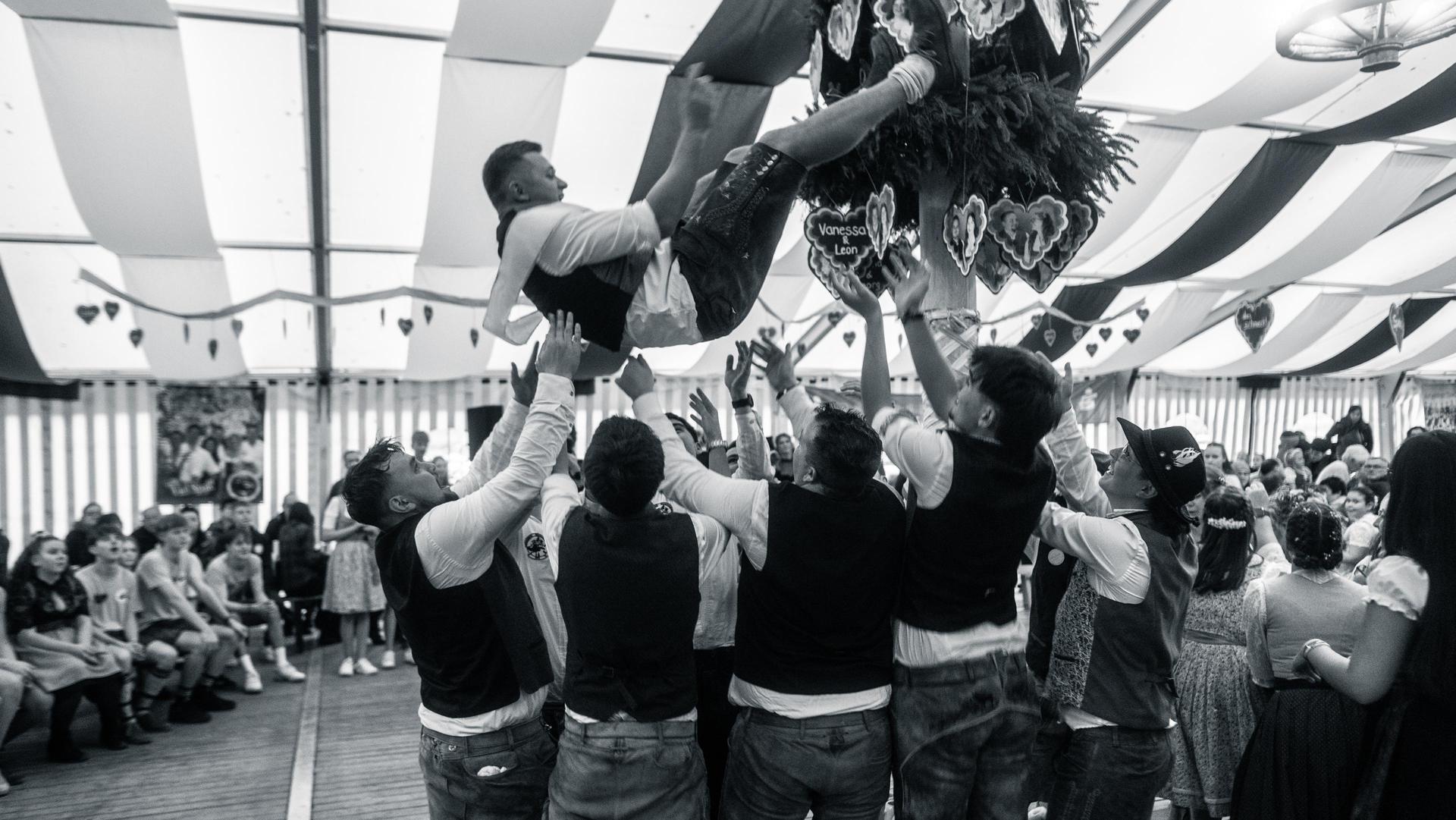 Auch am Sonntag habt ihr auf der Kirwa in Weiherhammer gefeiert. (Bild: Hannes Stock)