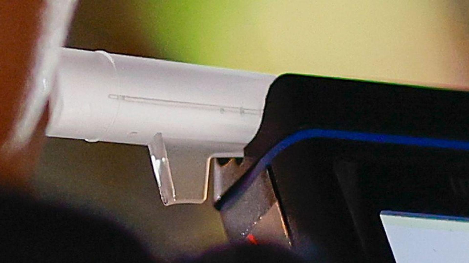 Die Polizei misst den Atemalkoholgehalt eines Autofahrers. (Bild: Heiko Becker/dpa)