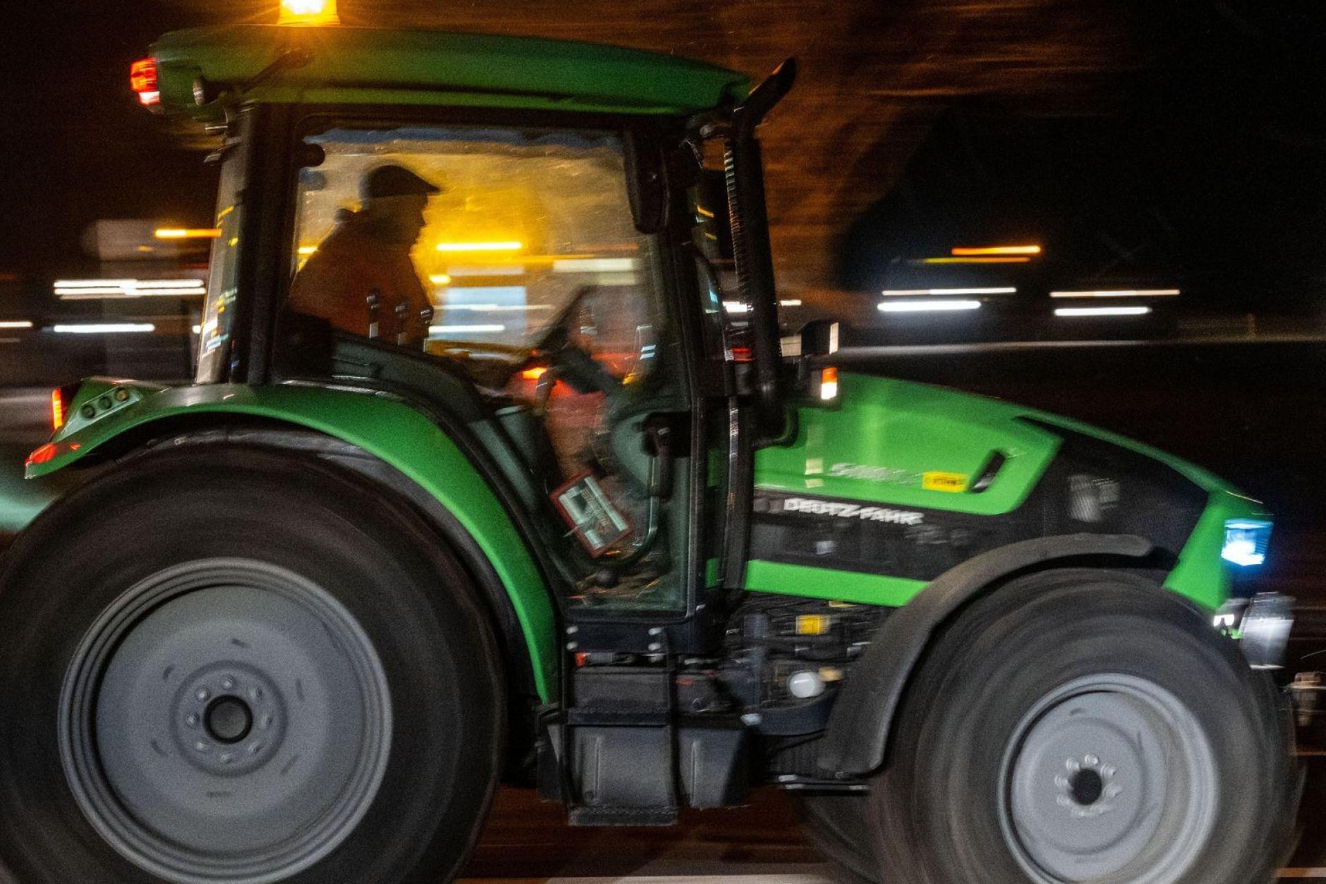 Ein Traktor fährt inmitten einer Kolonne. (Bild: Pia Bayer/dpa)