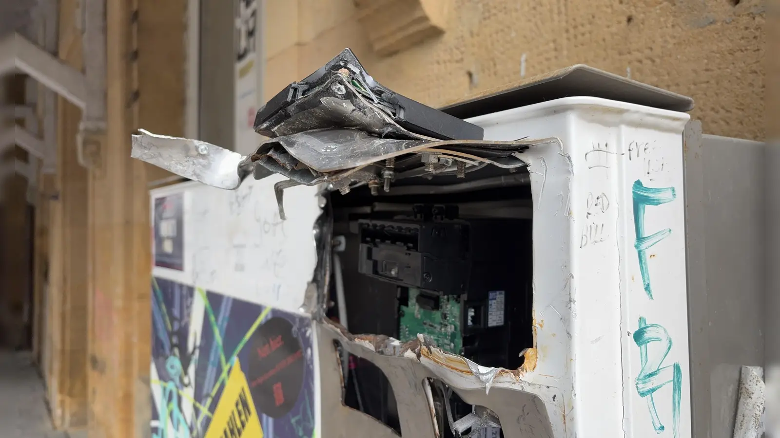 Die Polizei erwischte einen mutmaßlichen Serieneinbrecher, nachdem er in Sulzbach-Rosenberg am Bahnhof diesen Zigarettenautomaten aufgebrochen hatte. (Symbolbild: Polizei Sulzbach-Rosenberg)