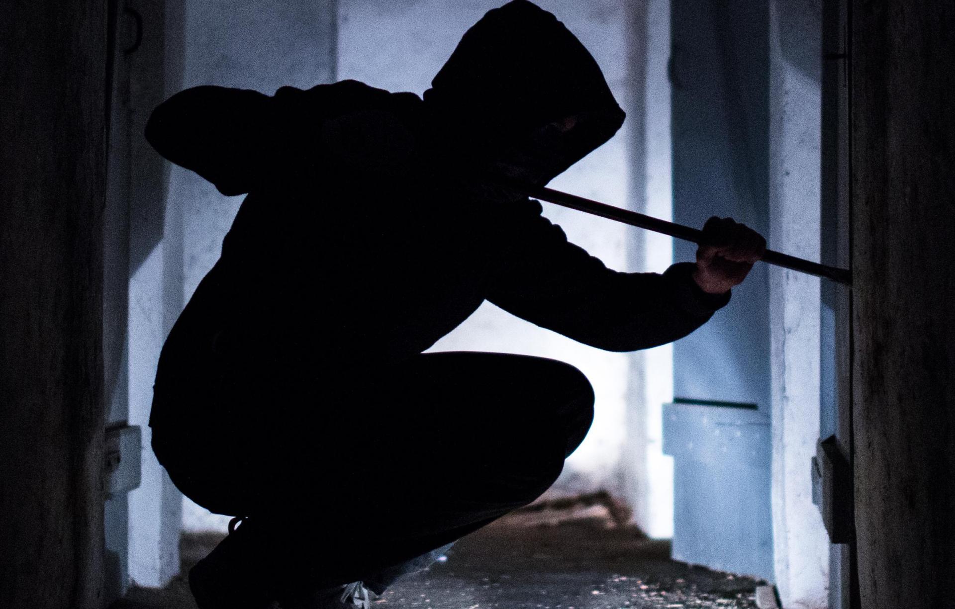 In Windischeschenbach wurde ein versuchter Einbruch in ein Einfamilienhaus gemeldet. Die Polizei sucht nach Hinweisen. (Symbolbild: Silas Stein/dpa)