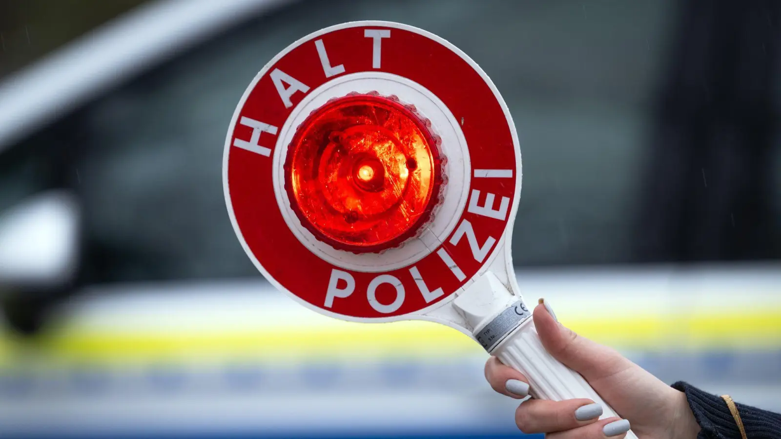Mit seinem Motorrad ist ein 17-Jähriger in Weiden vor der Polizei geflüchtet. Am Ende erwischten ihn die Beamten dennoch. (Symbolbild: Soeren Stache/dpa)