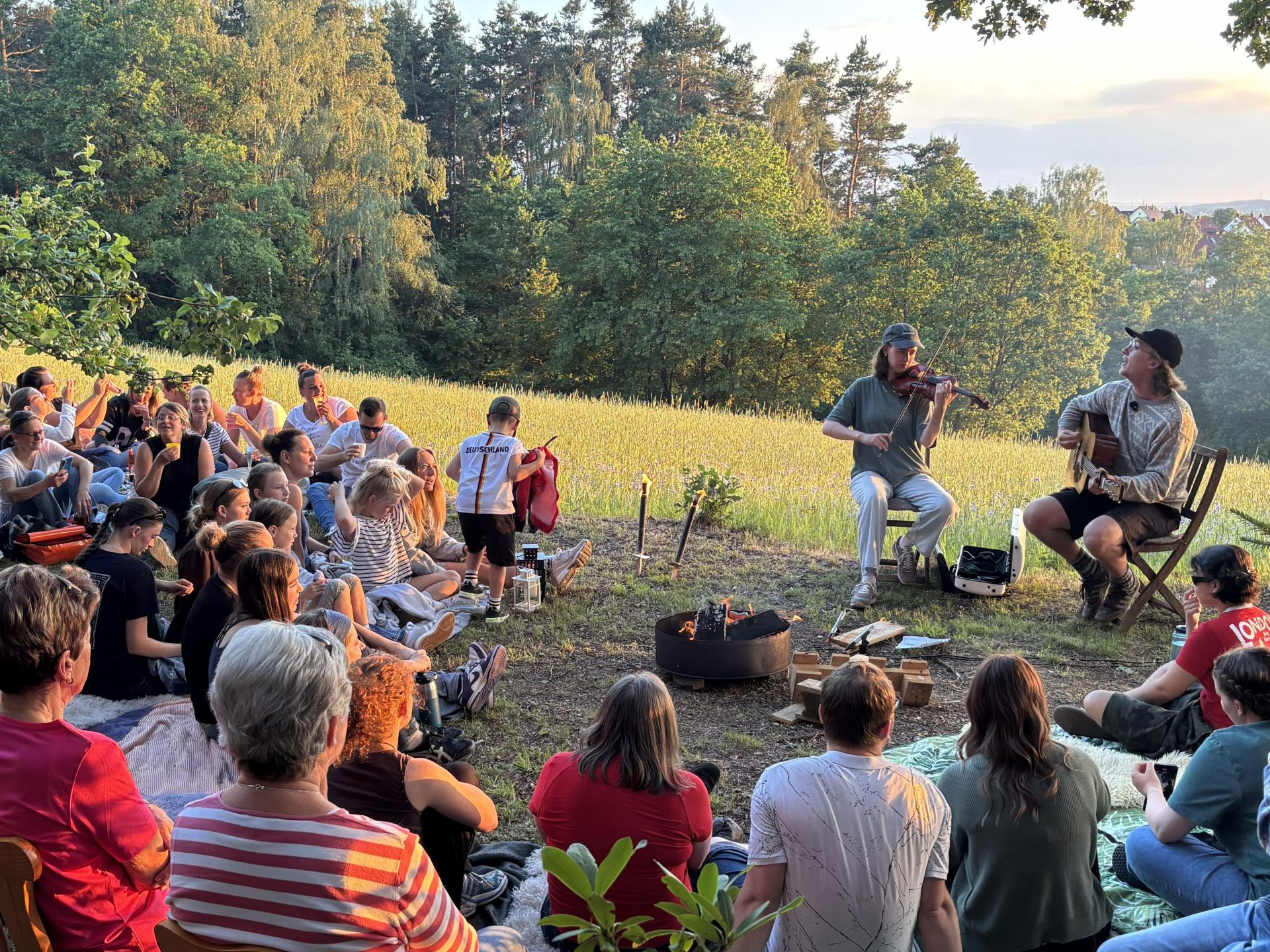 Sabeth Puri-Jobi und Marlo Grosshardt präsentierten auf der Schirmitzer Streuobstwiese Songs aus Grosshardts neuem Album „Bildet Banden“. (Bild: mcl)