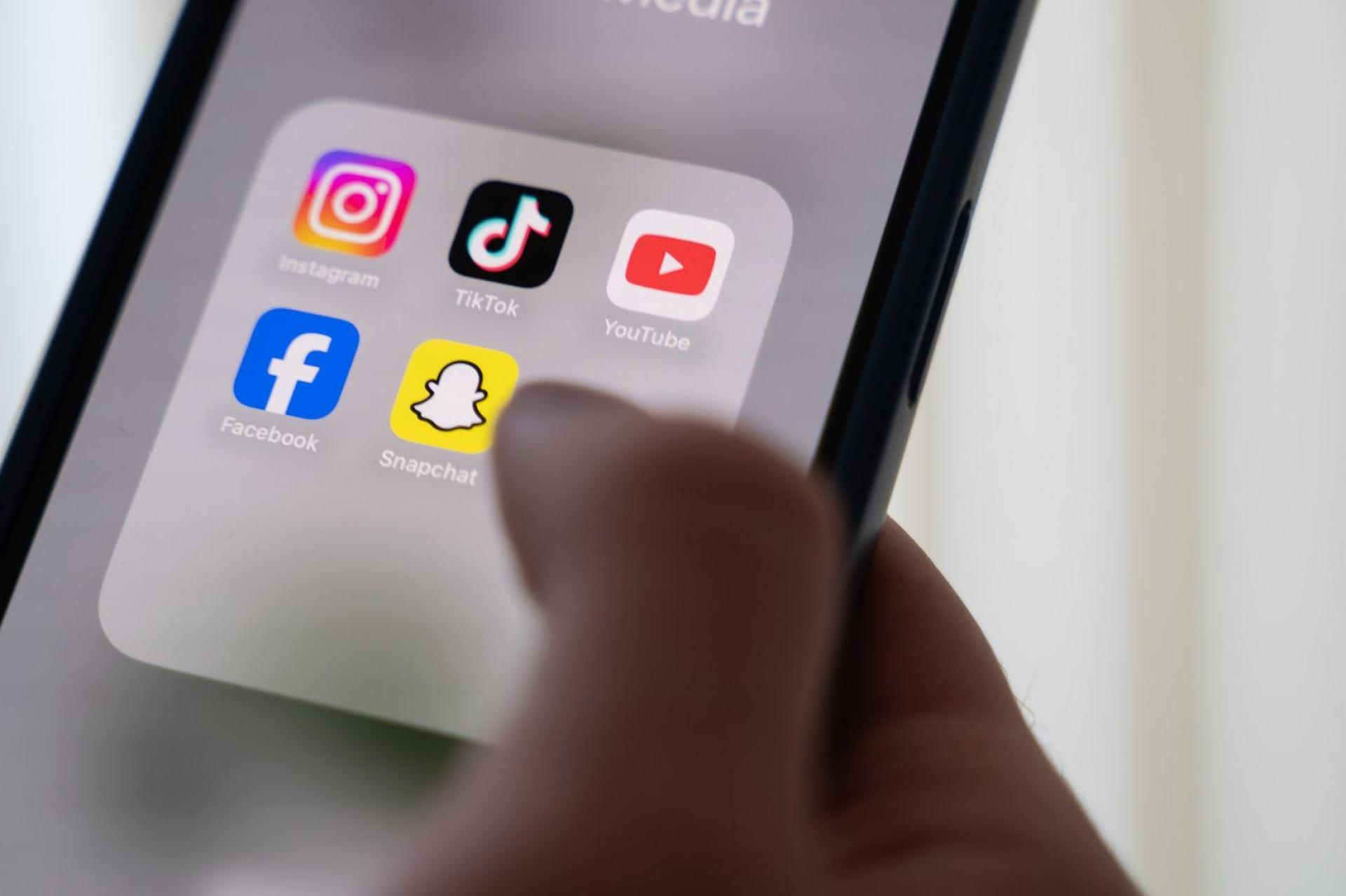 Auf Social-Media-Plattformen werden Jugendliche immer wieder zu sogenannten Challenges aufgefordert. (Symbolbild: Alicia Windzio/dpa)