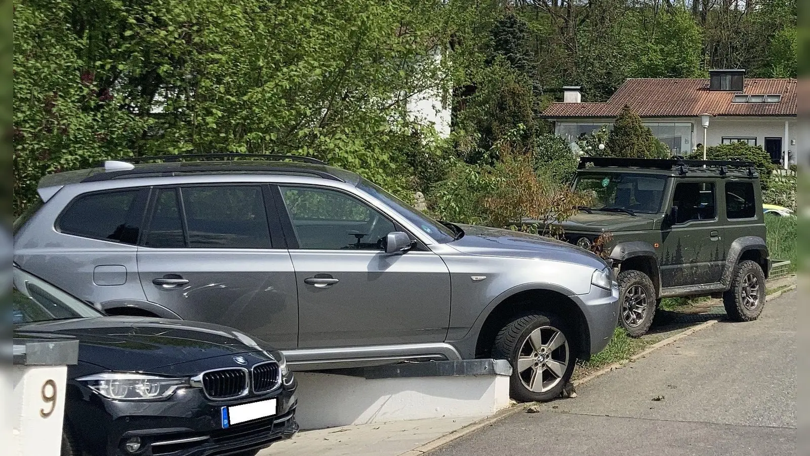 Eine Seniorin stellte ihren BMW an einer abschüssigen Stelle ab. Der Pkw rollte los. (Bild: PI Neustadt a.d.Waldnaab, Franz, PHK)