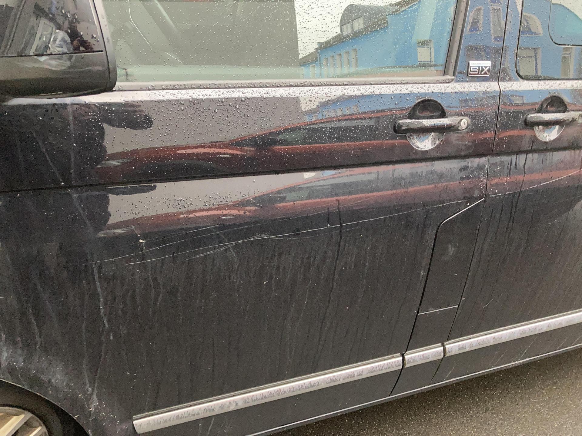 Kratzer auf der Beifahrerseite eines geparkten VW-Multivan (Bild: PI Neustadt/WN, Horn, PHK)