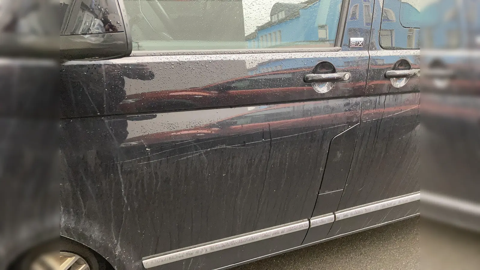 Kratzer auf der Beifahrerseite eines geparkten VW-Multivan (Bild: PI Neustadt/WN, Horn, PHK)