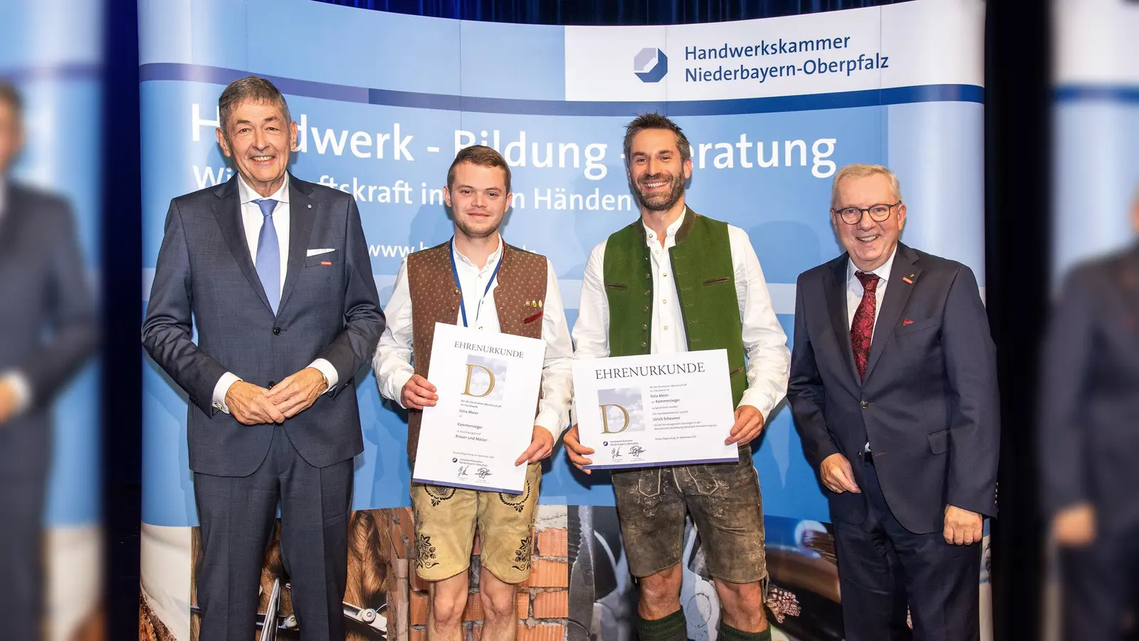 Felix Meier (Zweiter von links) ist Kammersieger unter den Brauern und Mälzern bei der Handwerkskammer Niederbayern-Oberpfalz. Er arbeitet als Geselle bei der Brauerei Scheuerer in Moosbach. Rechts neben ihm steht deren Chef, Uli Scheuerer.  (Bild: Foto M)